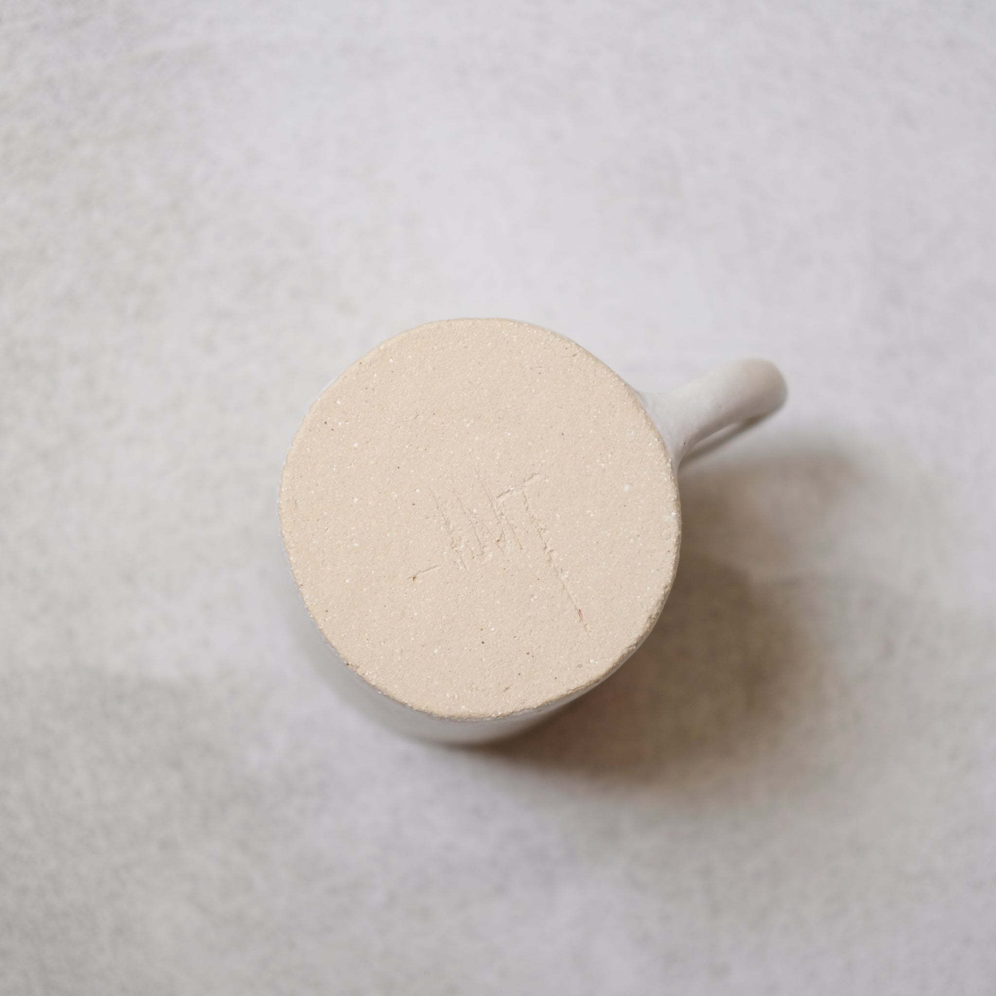 Tasse en grès blanc satiné de Mathilde Martin chez Brutal Ceramics