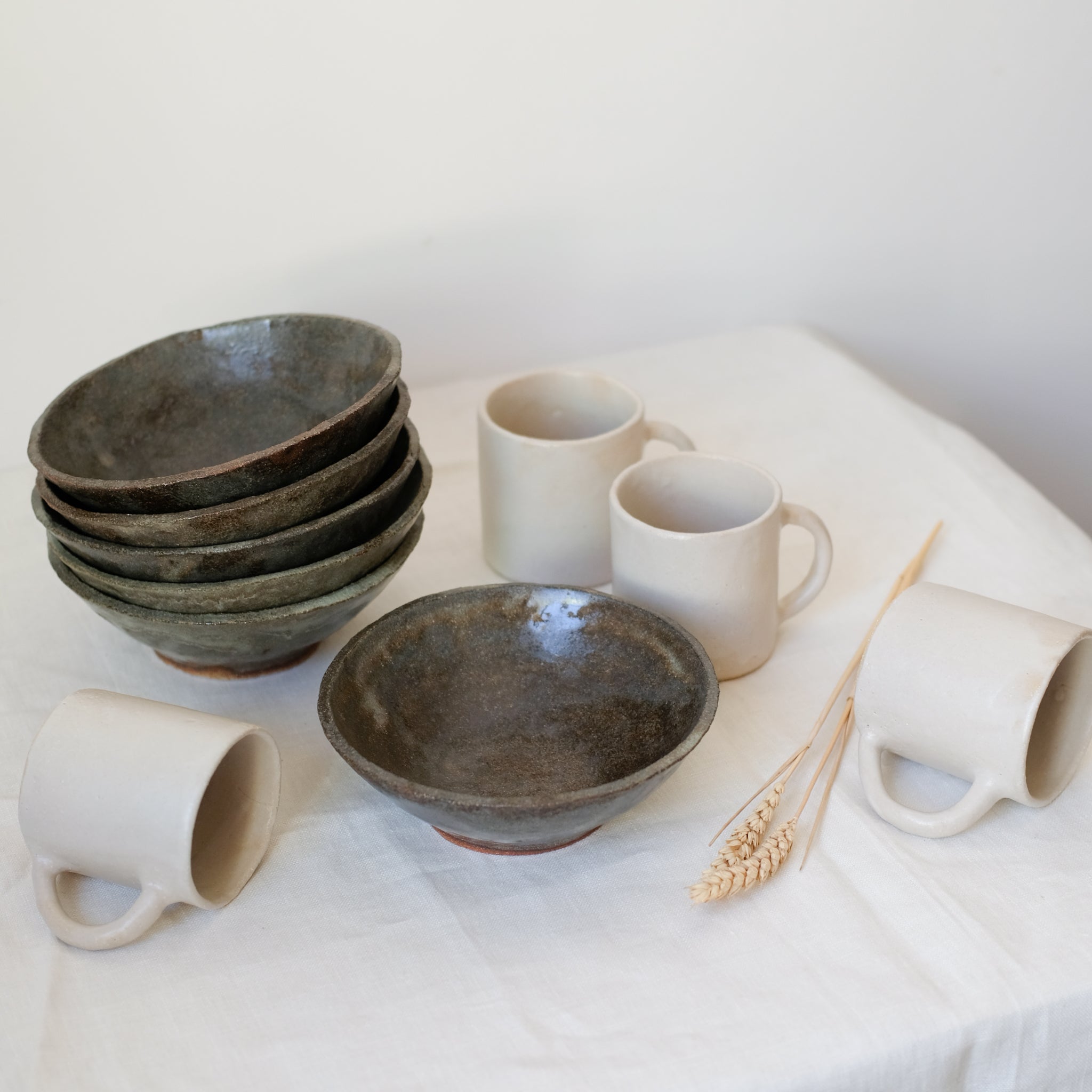 Tasse en grès blanc satiné de Mathilde Martin chez Brutal Ceramics