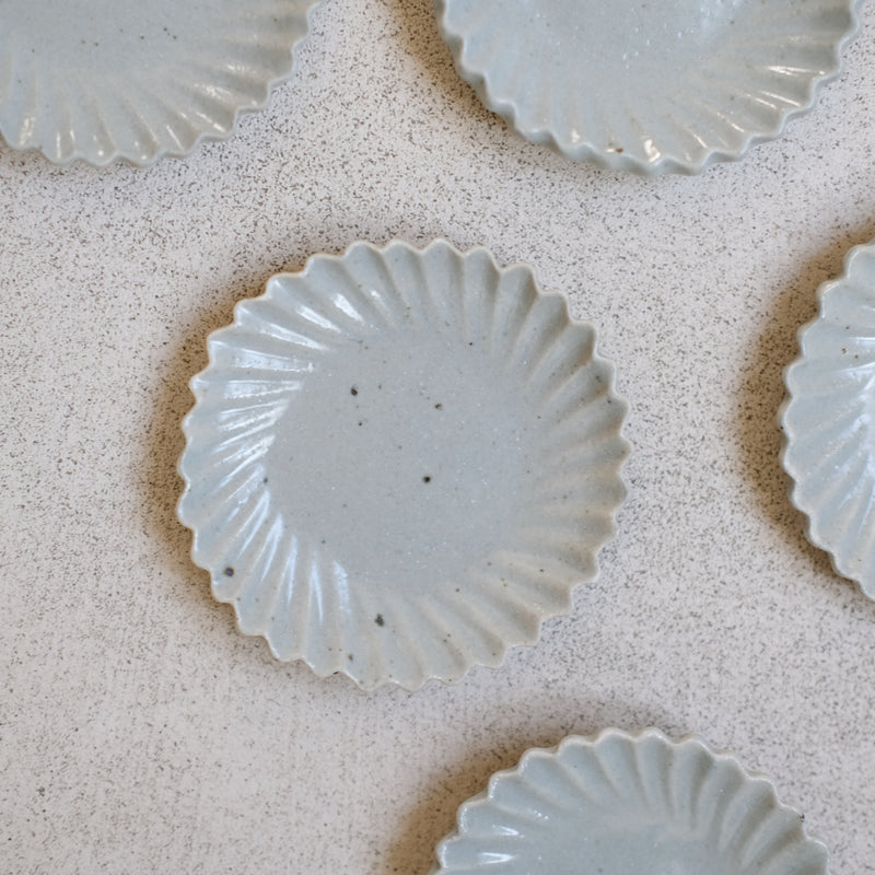 Petite assiette fleur bleue clair par Shin Ito chez Brutal Ceramics