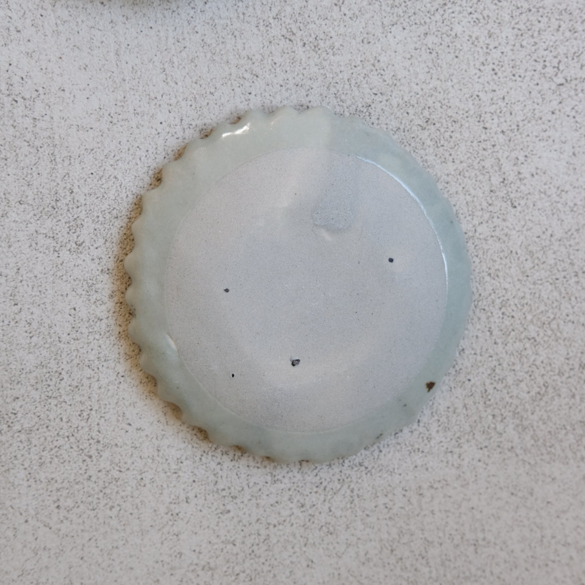 Petite assiette fleur bleue clair par Shin Ito chez Brutal Ceramics