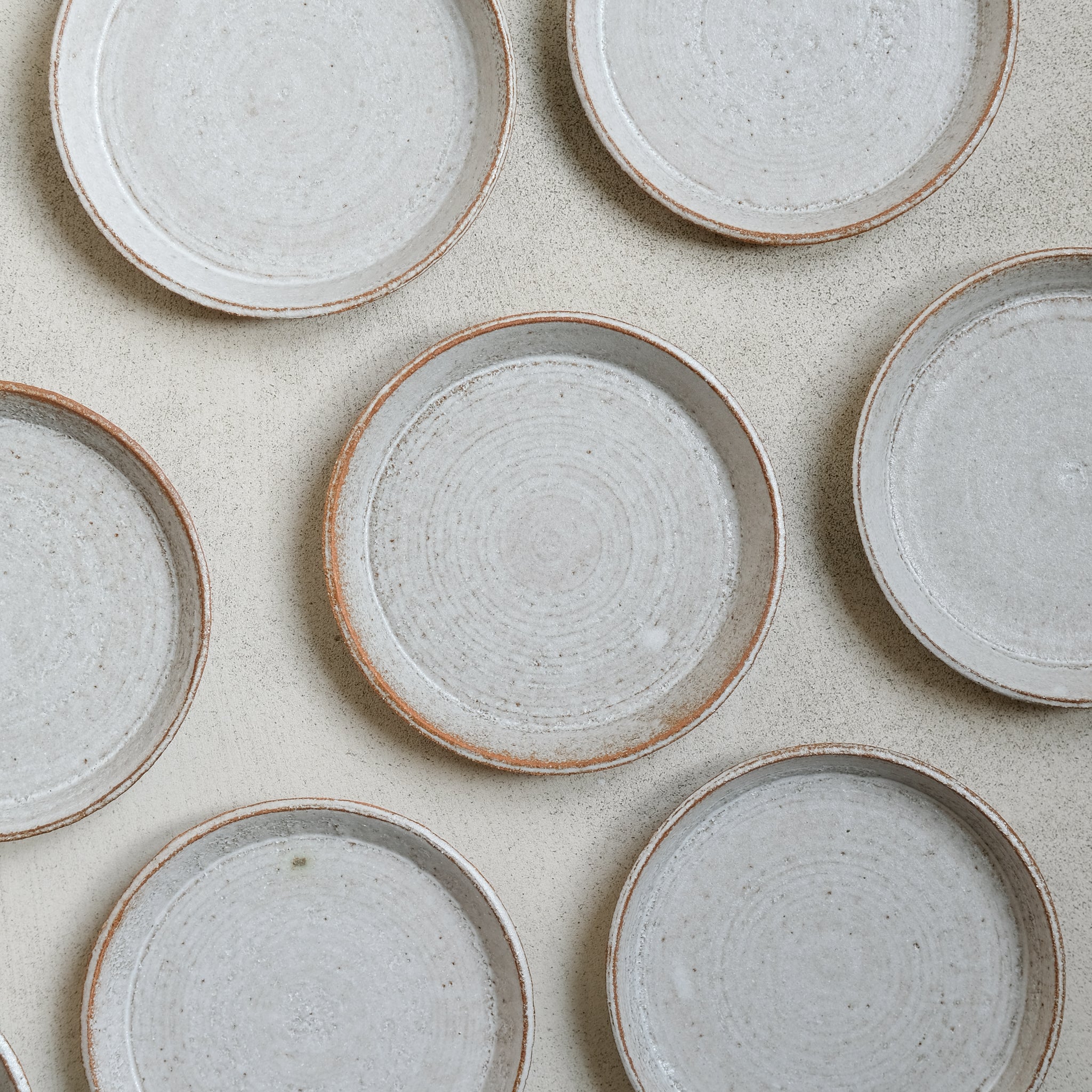 Assiette en grès roux chamotté par Studio Racines chez Brutal