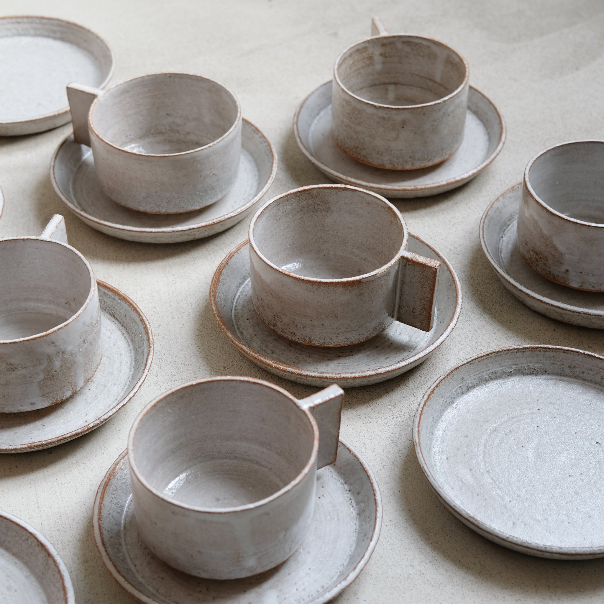 Assiette en grès roux chamotté par Studio Racines chez Brutal
