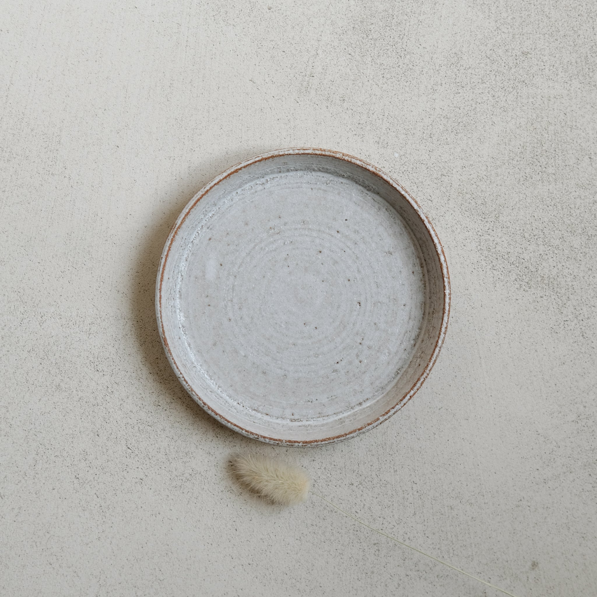 Assiette en grès roux chamotté par Studio Racines chez Brutal