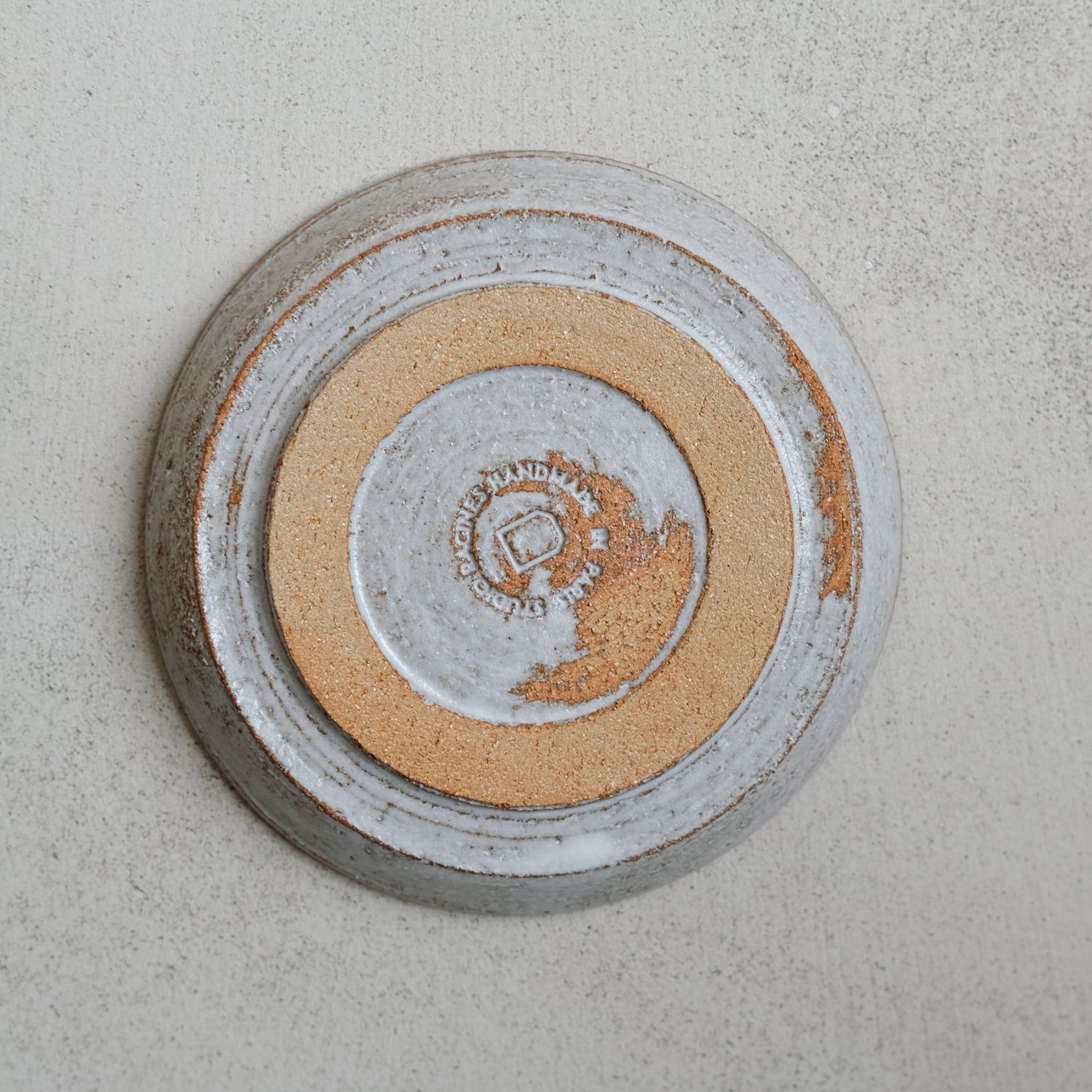 Assiette en grès roux chamotté par Studio Racines chez Brutal