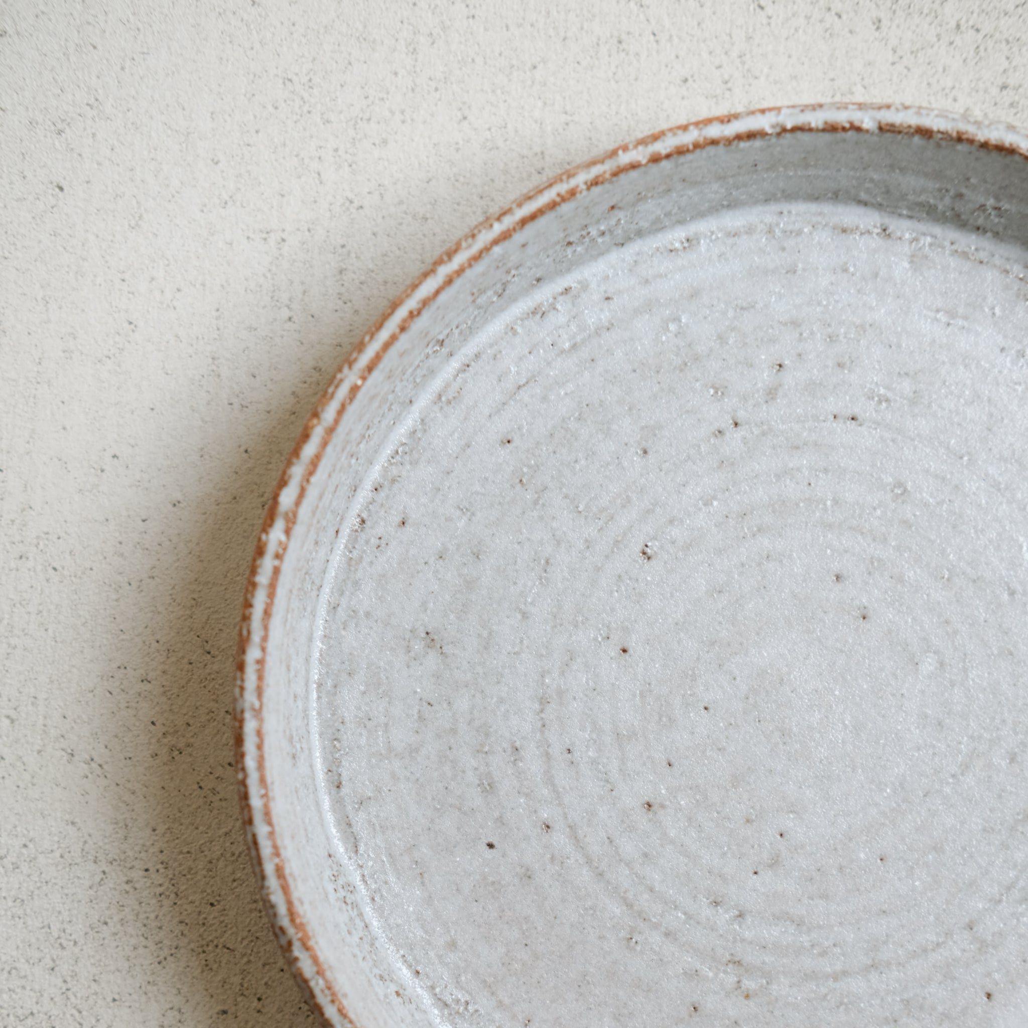 Assiette en grès roux chamotté par Studio Racines chez Brutal