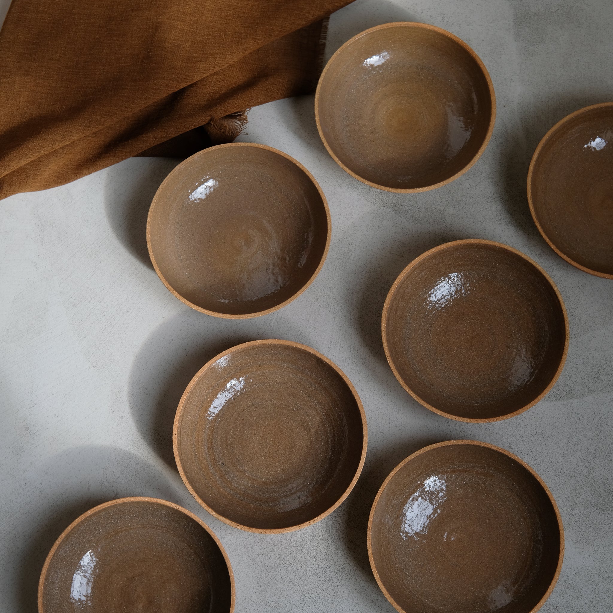 Assiette creuse en grès roux chamotté par Studio Racines chez Brutal