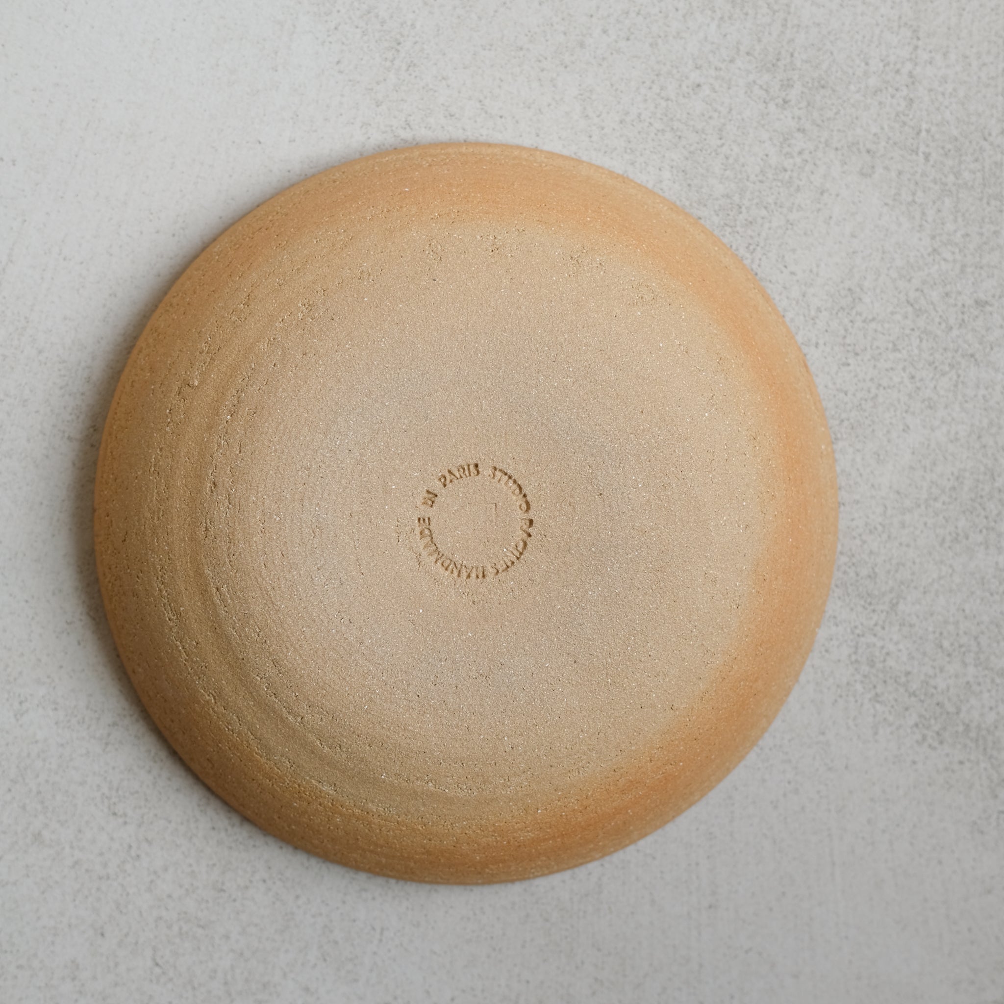 Assiette creuse en grès roux chamotté par Studio Racines chez Brutal