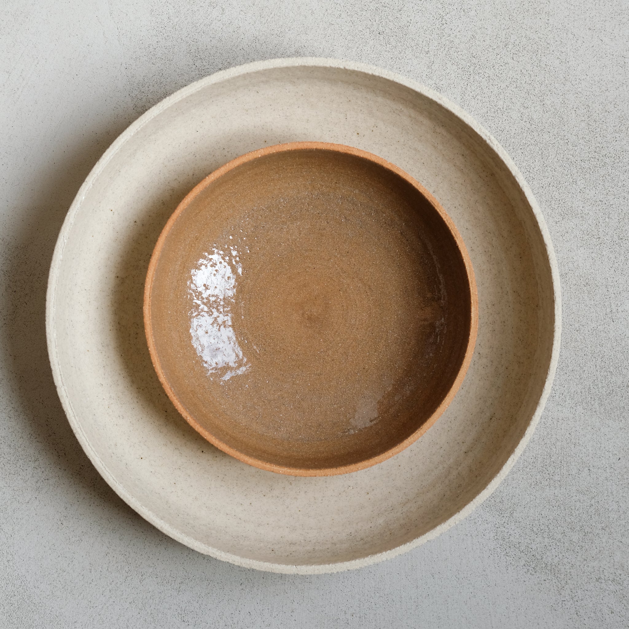 Assiette creuse en grès roux chamotté par Studio Racines chez Brutal