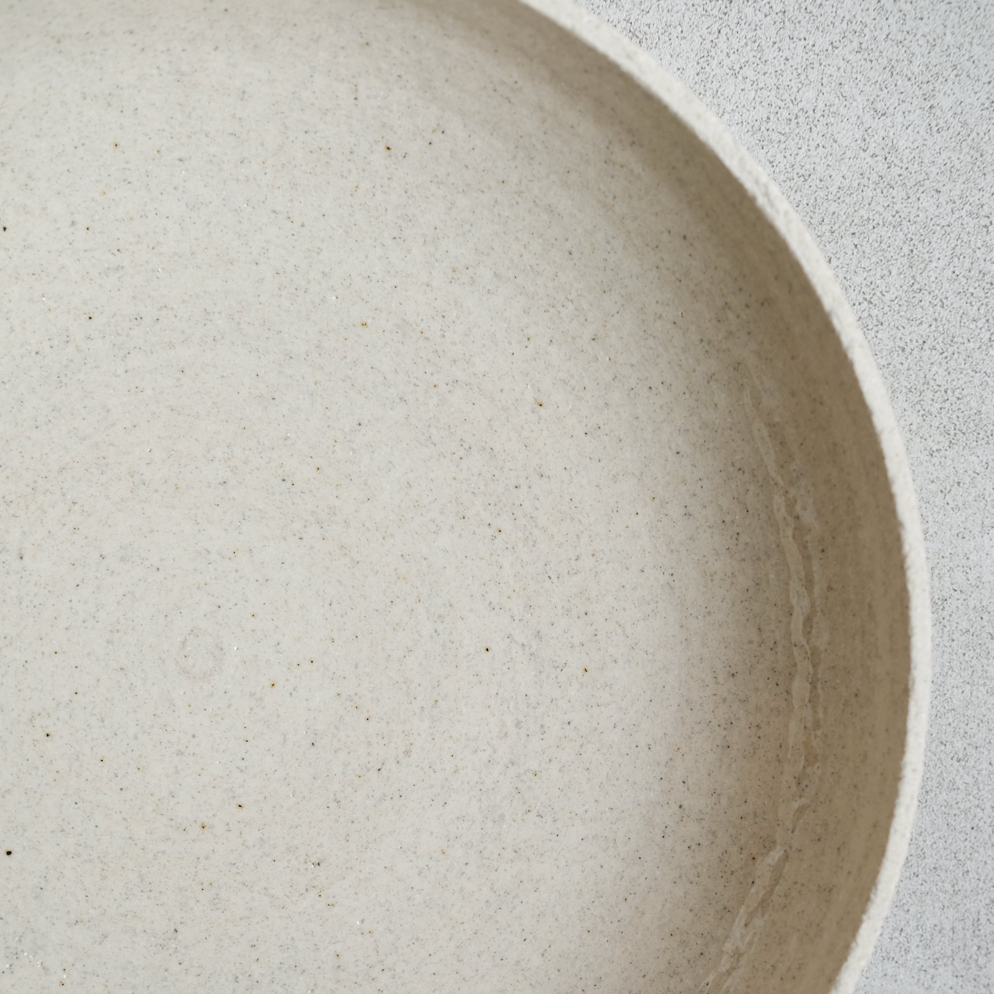 Plat de service en grès blanc chamotté par Studio Racines chez Brutal