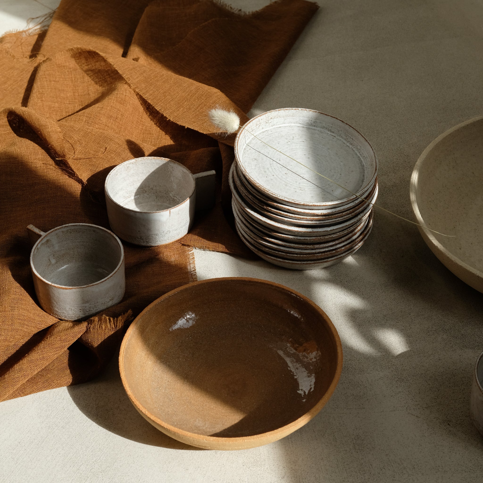 Assiette creuse en grès roux chamotté par Studio Racines chez Brutal