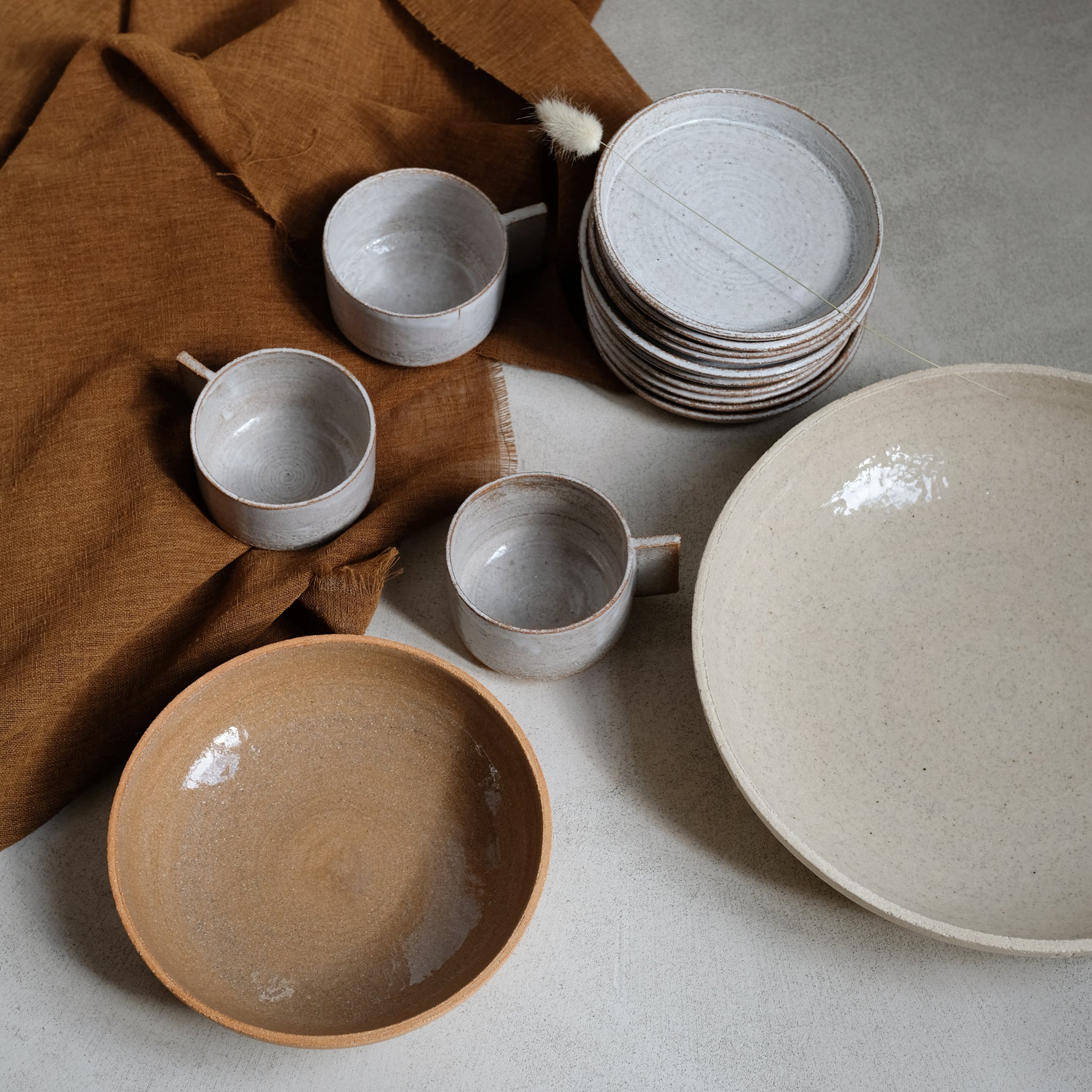 Tasse en grès roux chamotté par Studio Racines chez Brutal