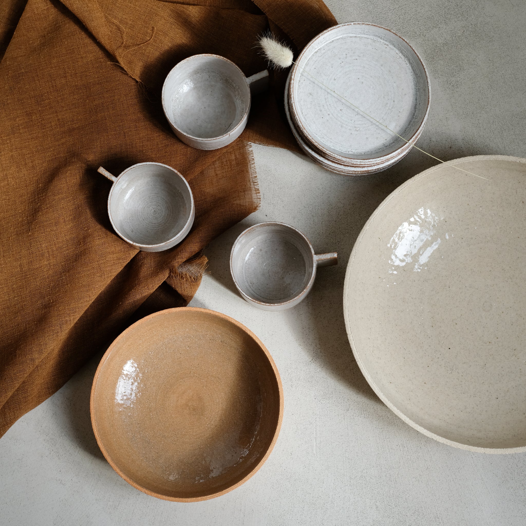 Plat de service en grès blanc chamotté par Studio Racines chez Brutal