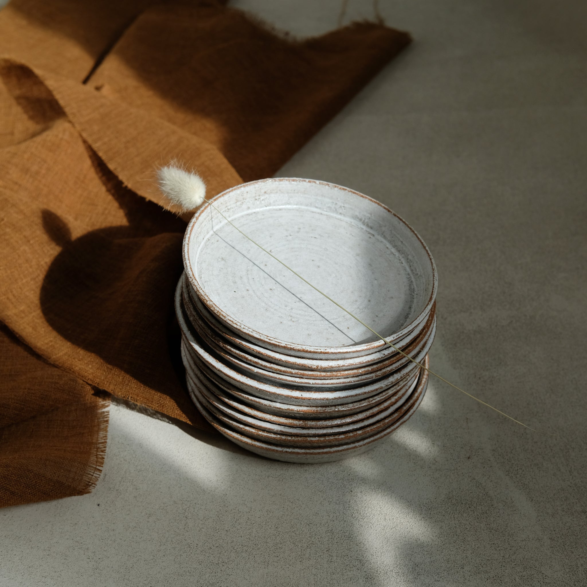Assiette en grès roux chamotté par Studio Racines chez Brutal