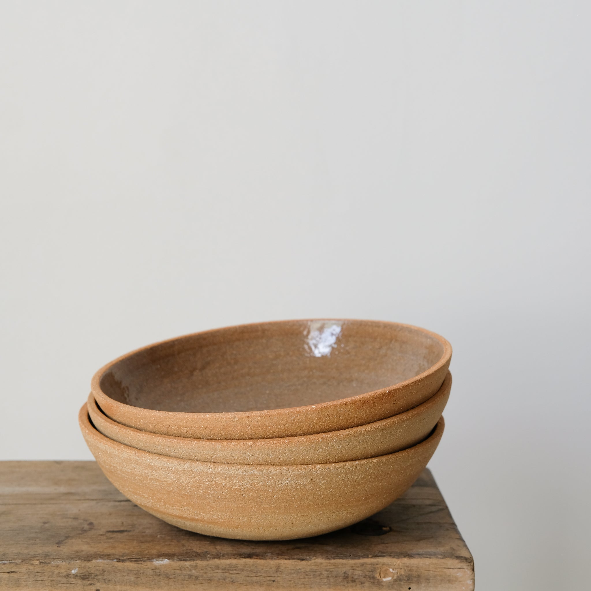 Assiette creuse en grès roux chamotté par Studio Racines chez Brutal