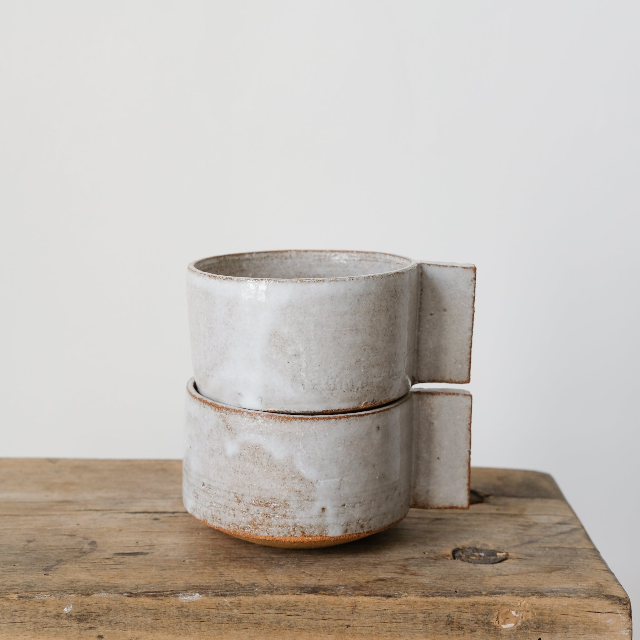 Tasse en grès roux chamotté par Studio Racines chez Brutal