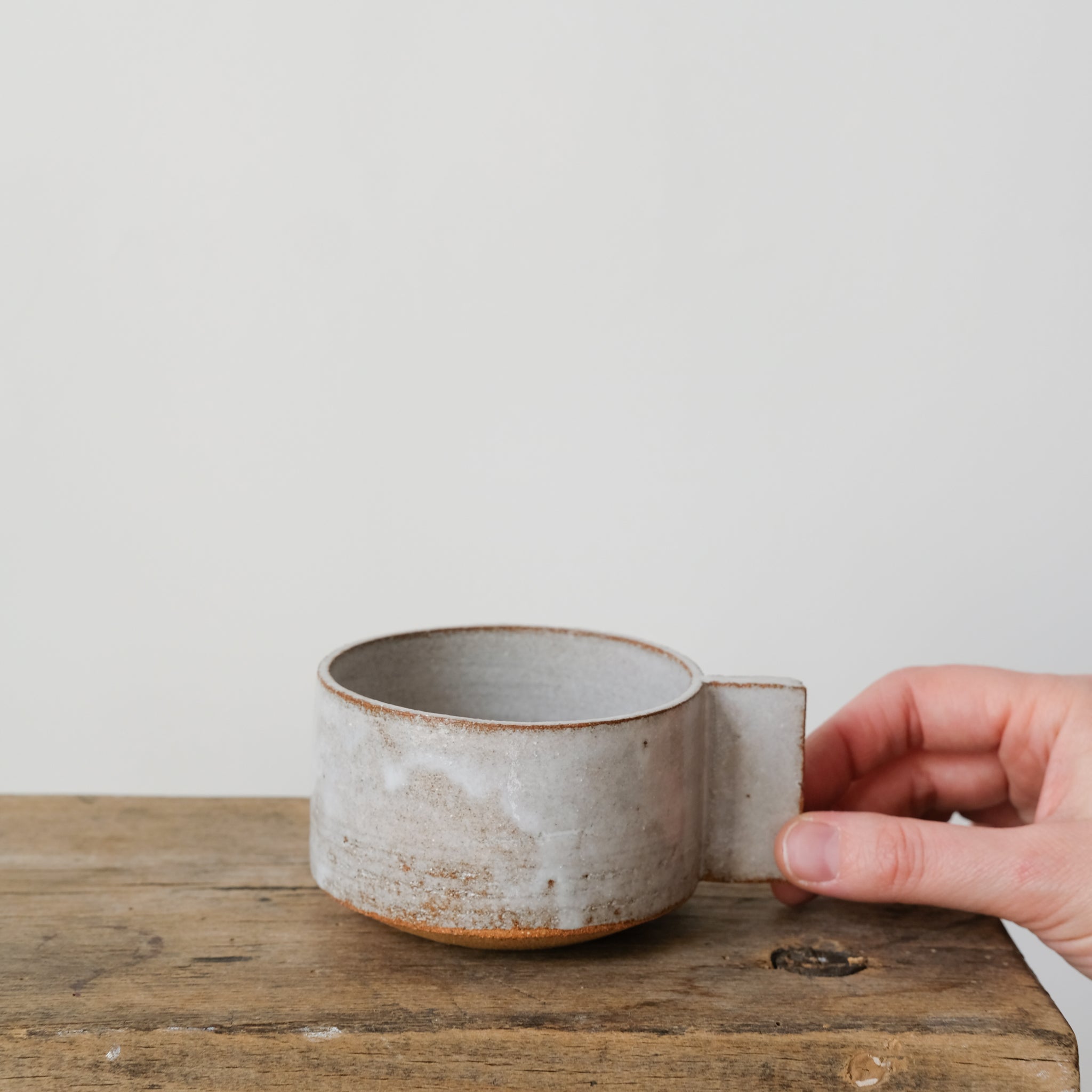 Tasse en grès roux chamotté par Studio Racines chez Brutal