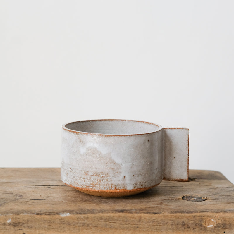 Tasse en grès roux chamotté par Studio Racines chez Brutal