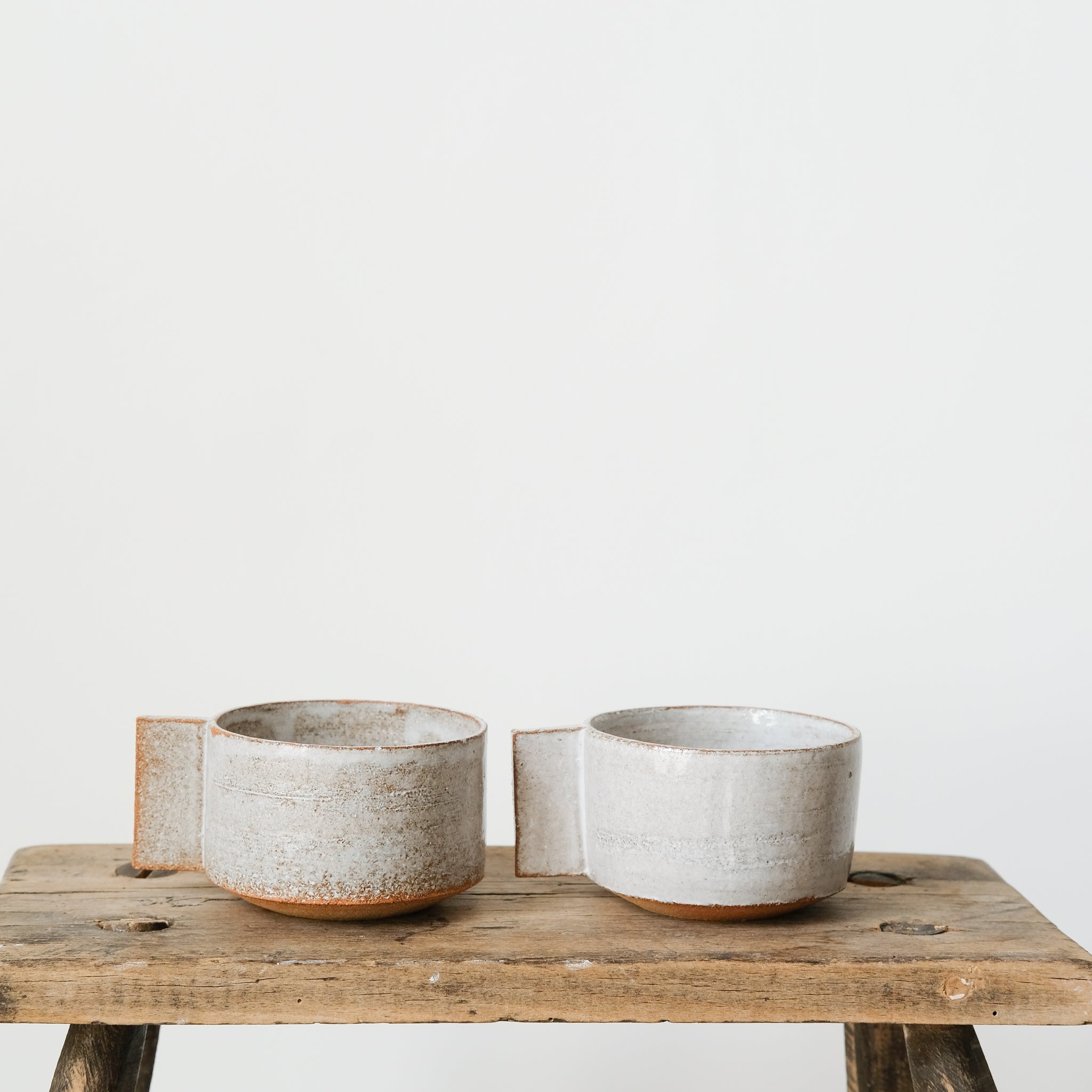Tasse en grès roux chamotté par Studio Racines chez Brutalv