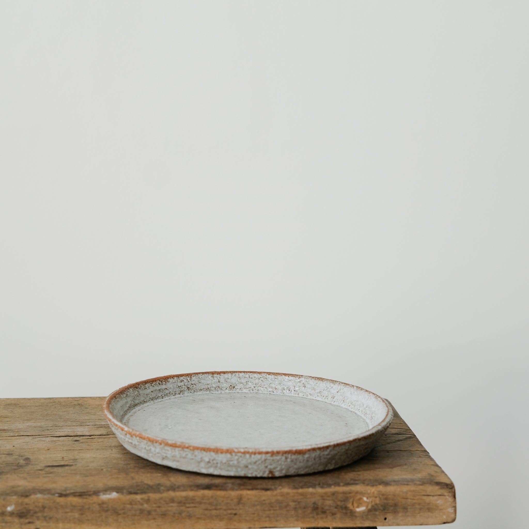 Assiette en grès roux chamotté par Studio Racines chez Brutal