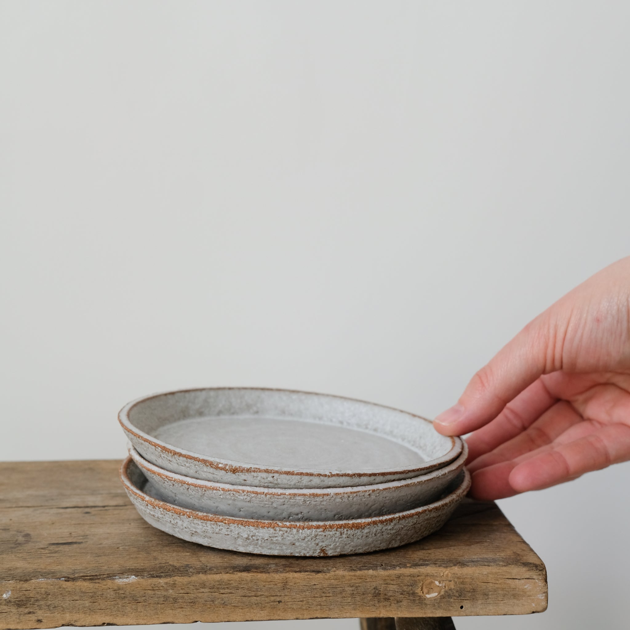 Assiette en grès roux chamotté par Studio Racines chez Brutal