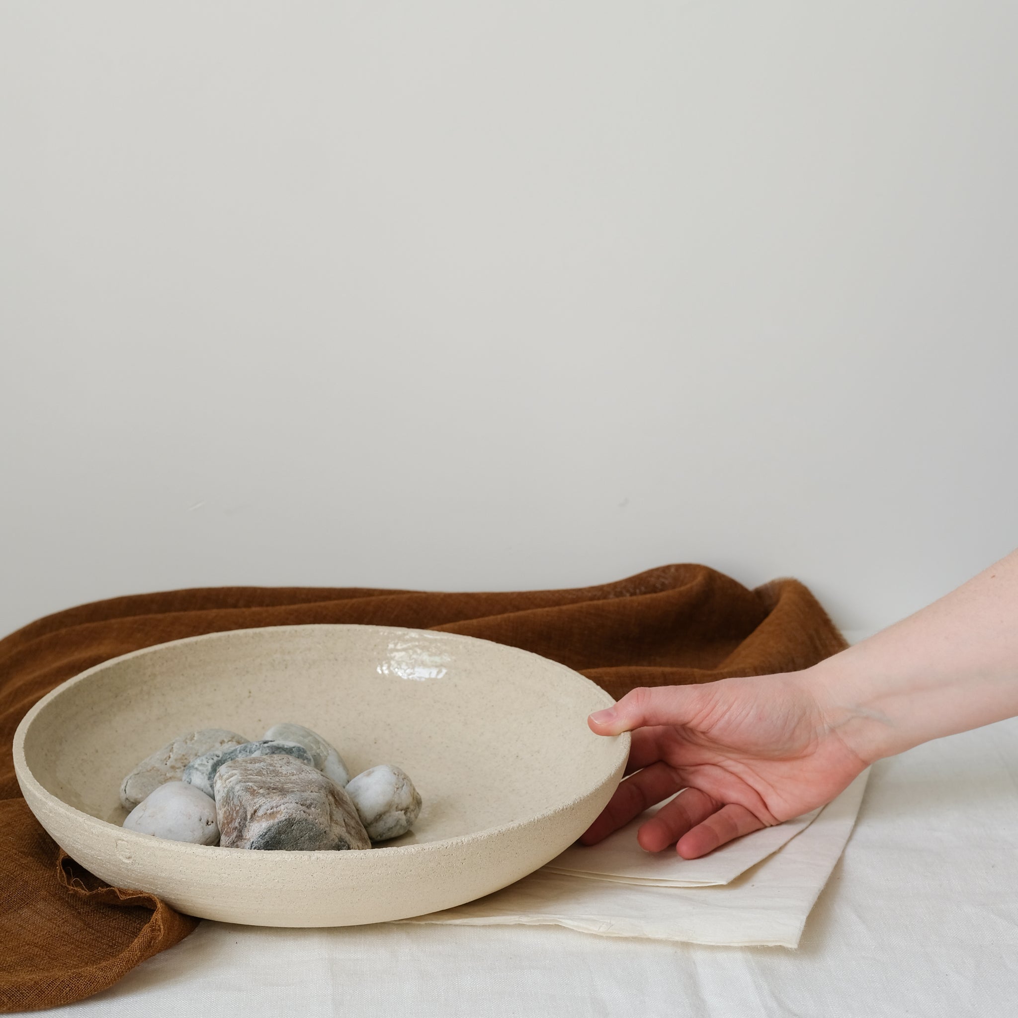 Plat de service en grès blanc chamotté par Studio Racines chez Brutal