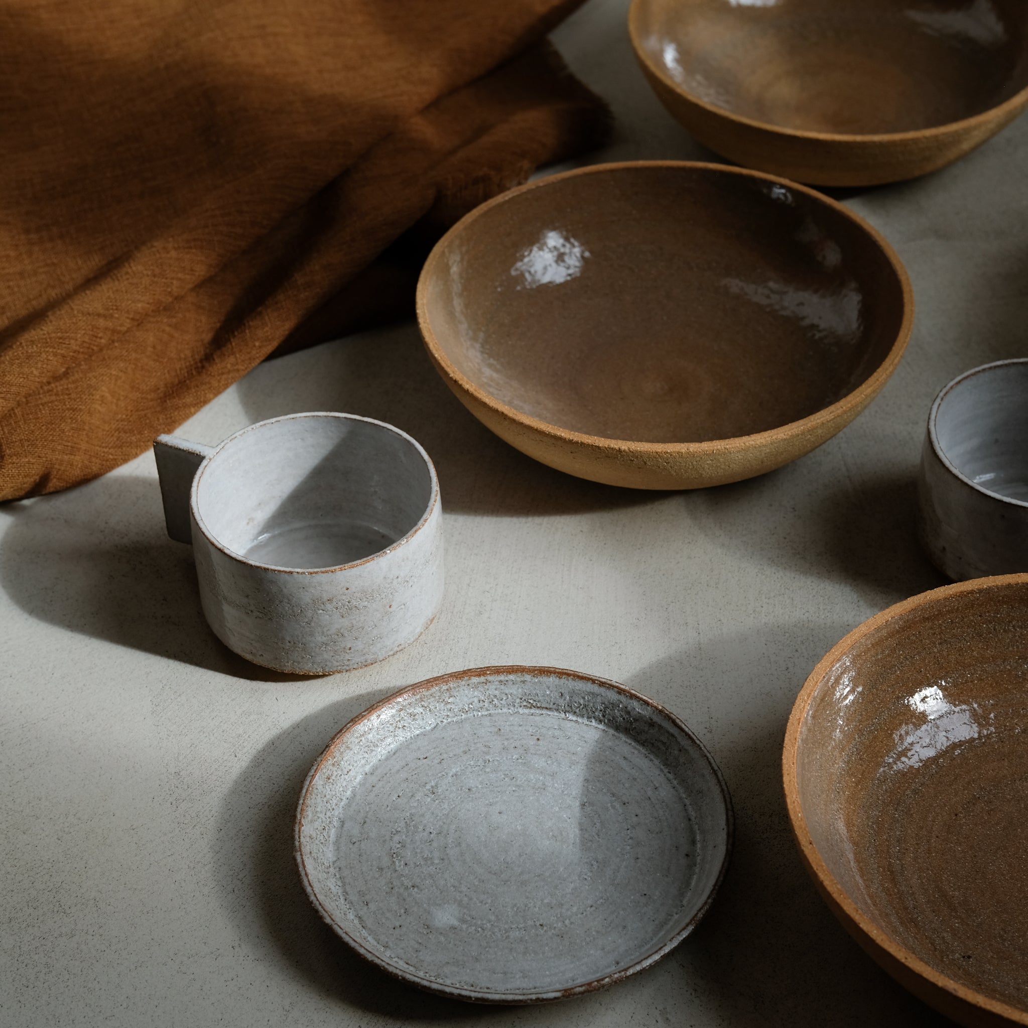 Tasse en grès roux chamotté par Studio Racines chez Brutal