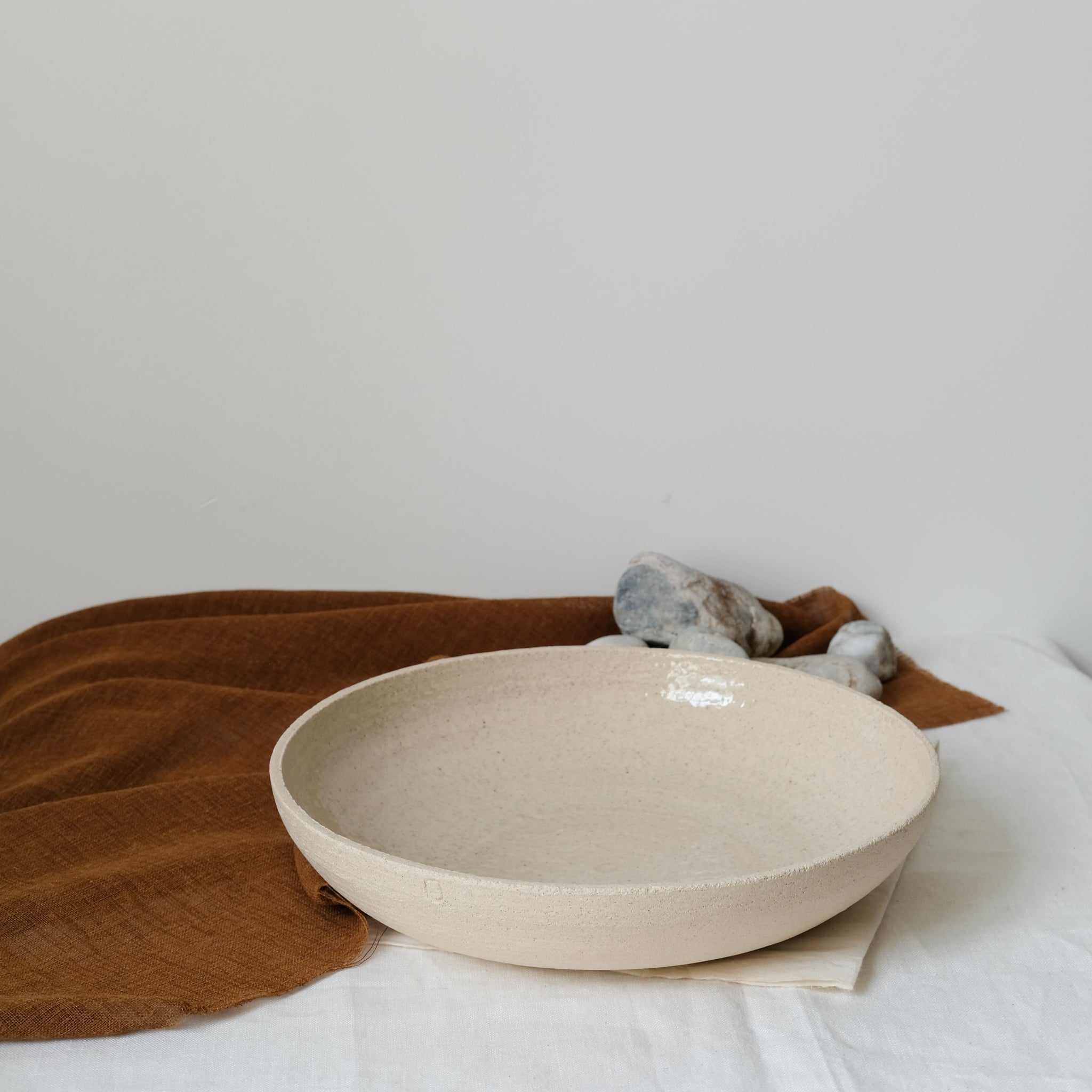 Plat de service en grès blanc chamotté par Studio Racines chez Brutal