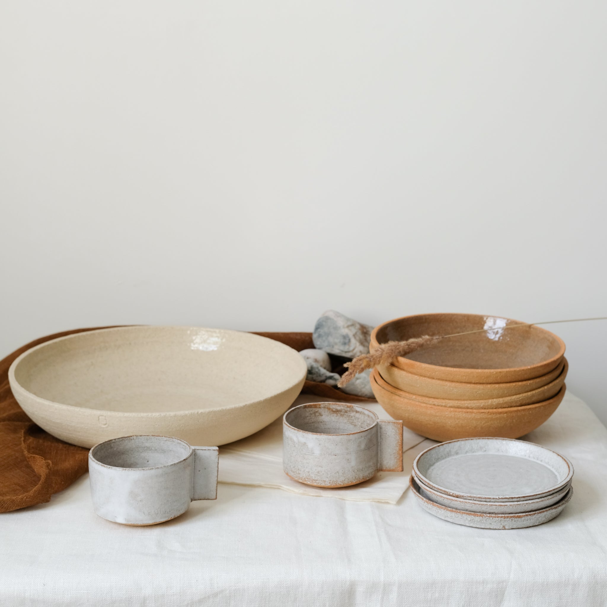 Tasse en grès roux chamotté par Studio Racines chez Brutal