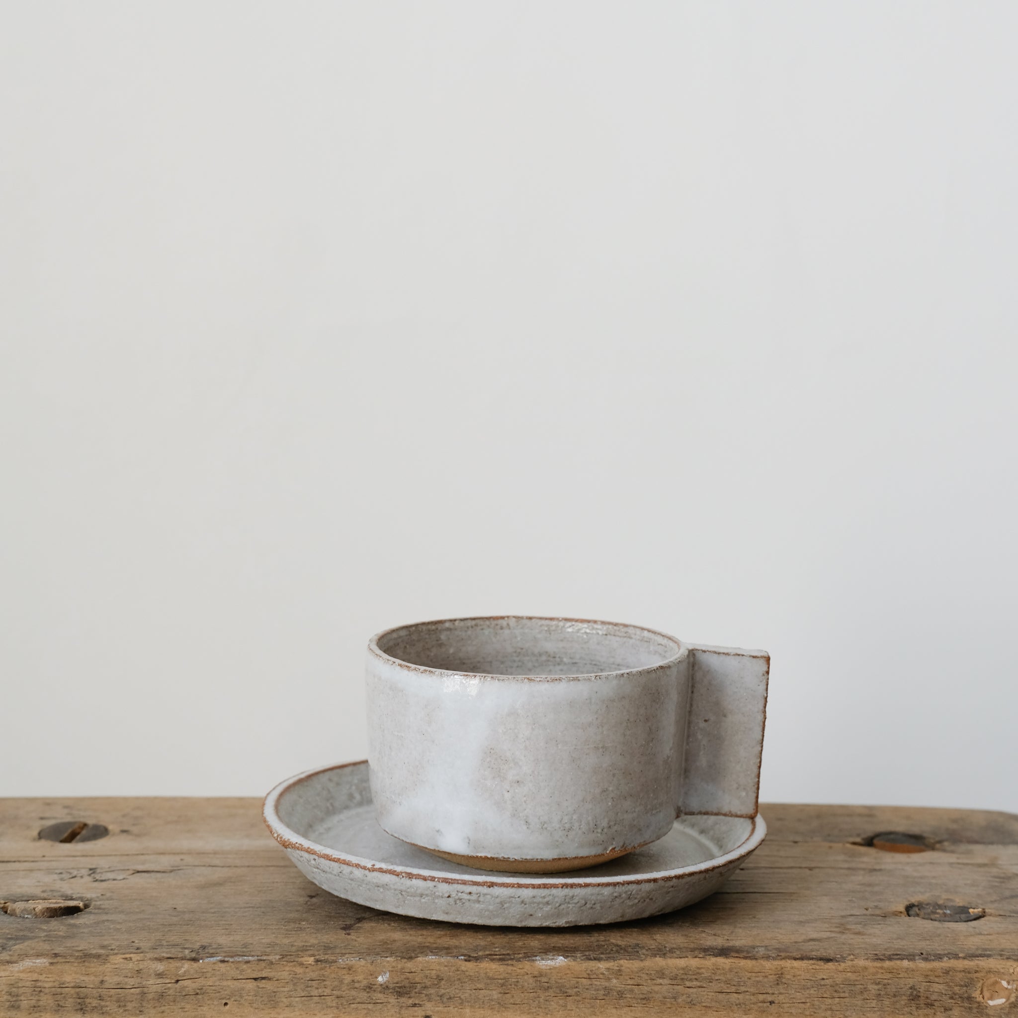 Tasse en grès roux chamotté par Studio Racines chez Brutal