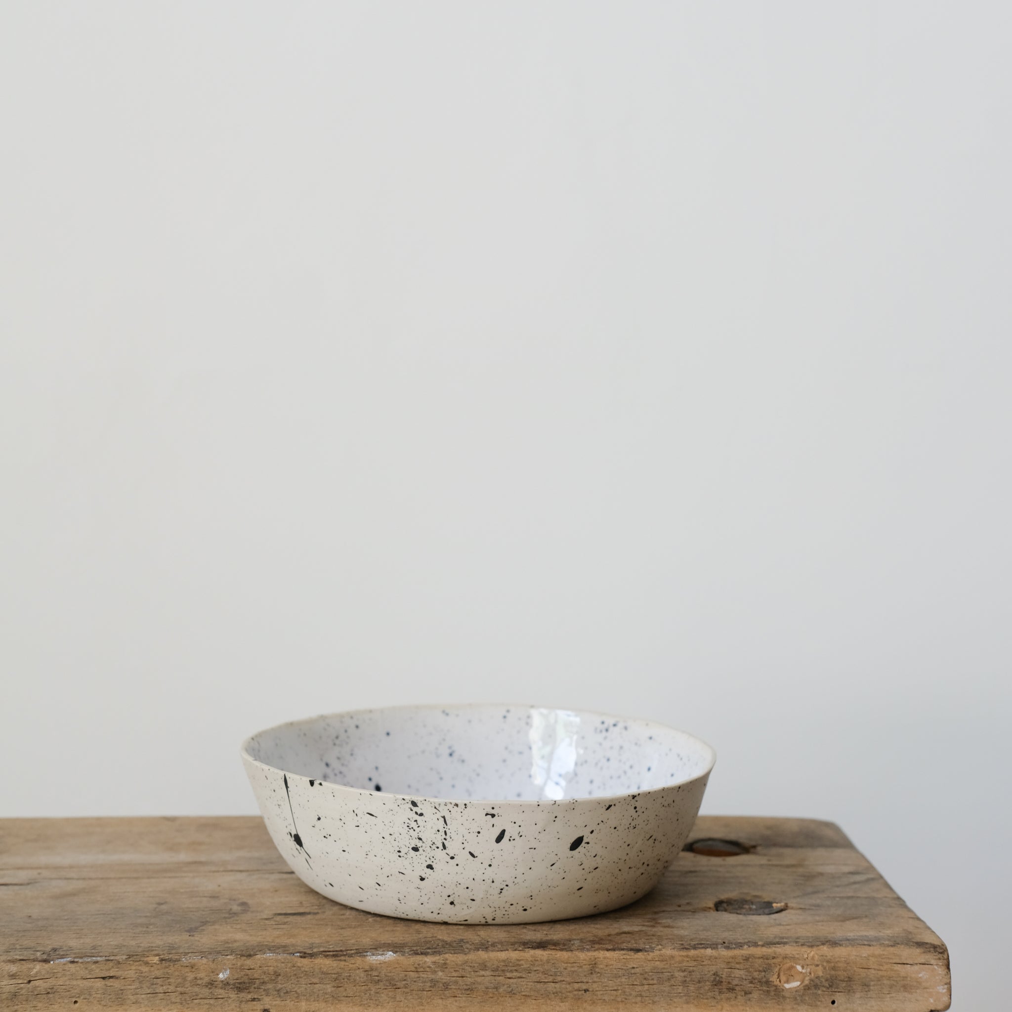 Assiette creuse milky de la designer d'objet Camille Esnée chez Brutal Ceramics