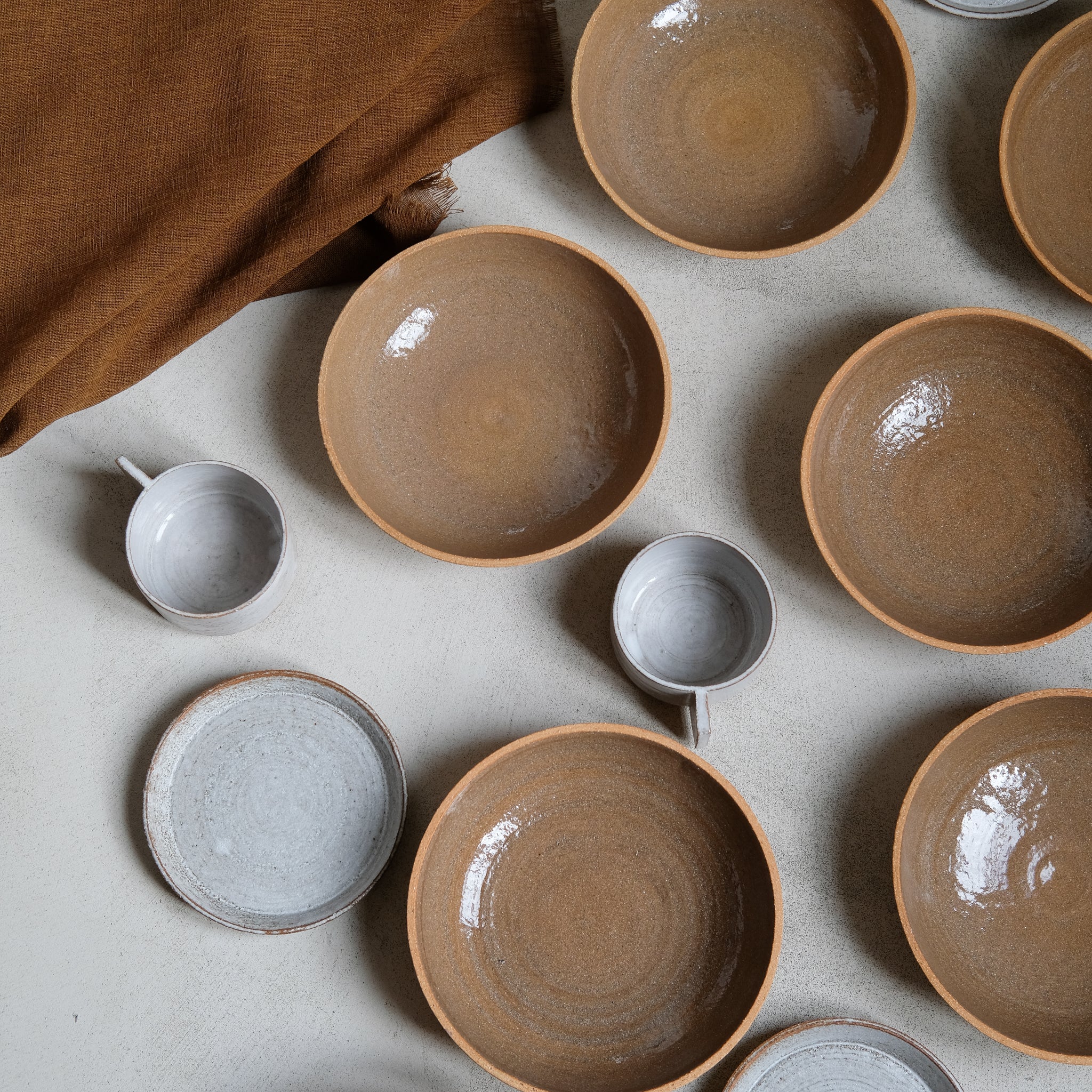 Assiette en grès roux chamotté par Studio Racines chez Brutal