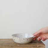 Assiette creuse milky de la designer d'objet Camille Esnée chez Brutal Ceramics