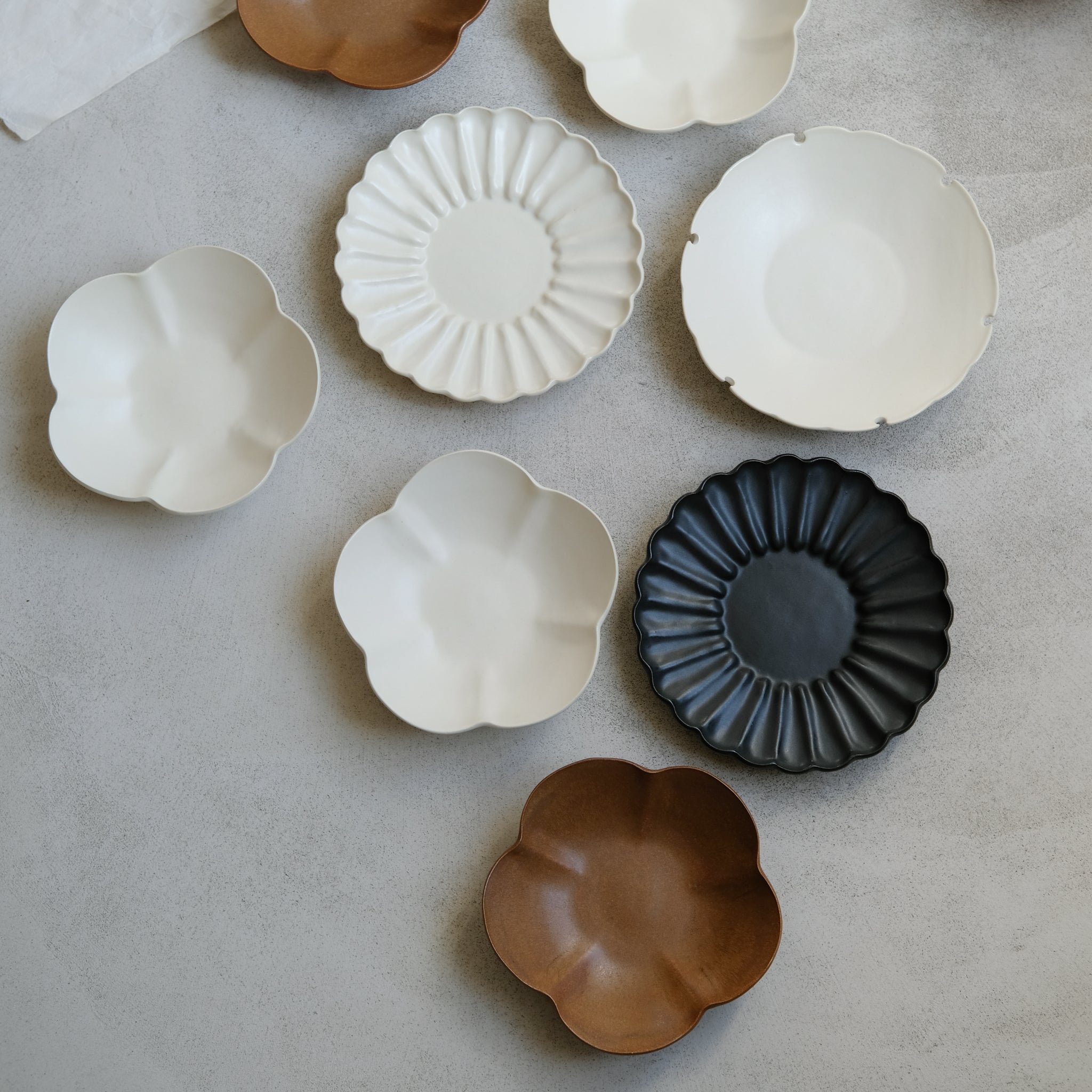 Assiette Ume D 17cm / Beige par Yoshida Pottery chez Brutal Ceramics