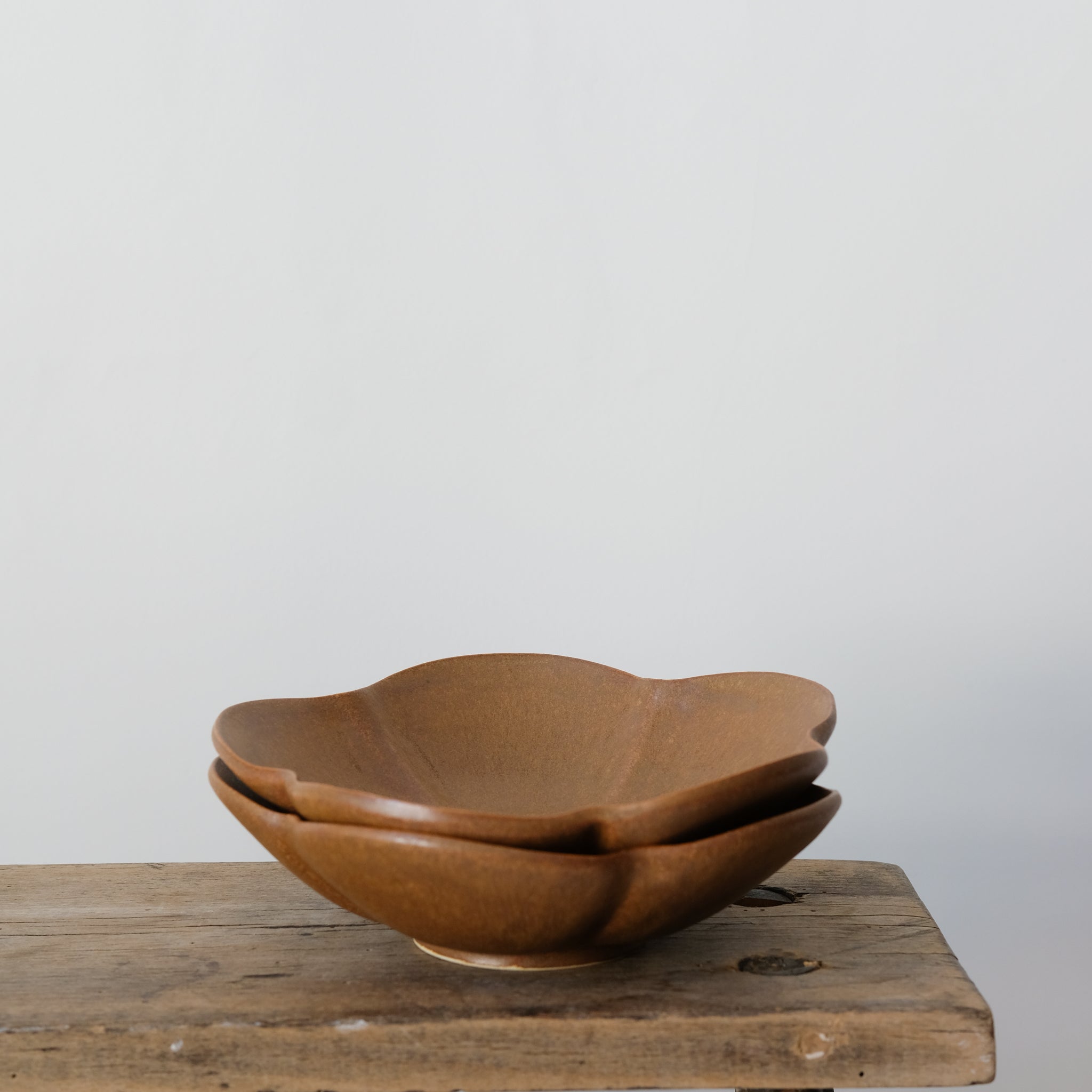 Assiette Ume D 17cm / Marron par Yoshida Pottery chez Brutal Ceramics