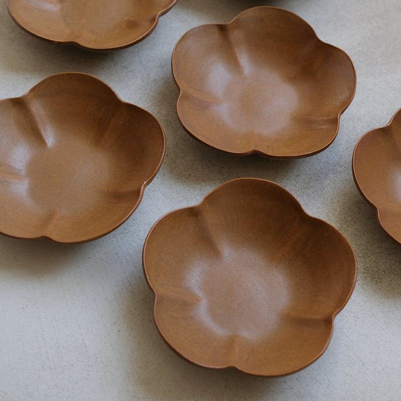 Assiette Ume D 17cm / Marron par Yoshida Pottery chez Brutal Ceramics