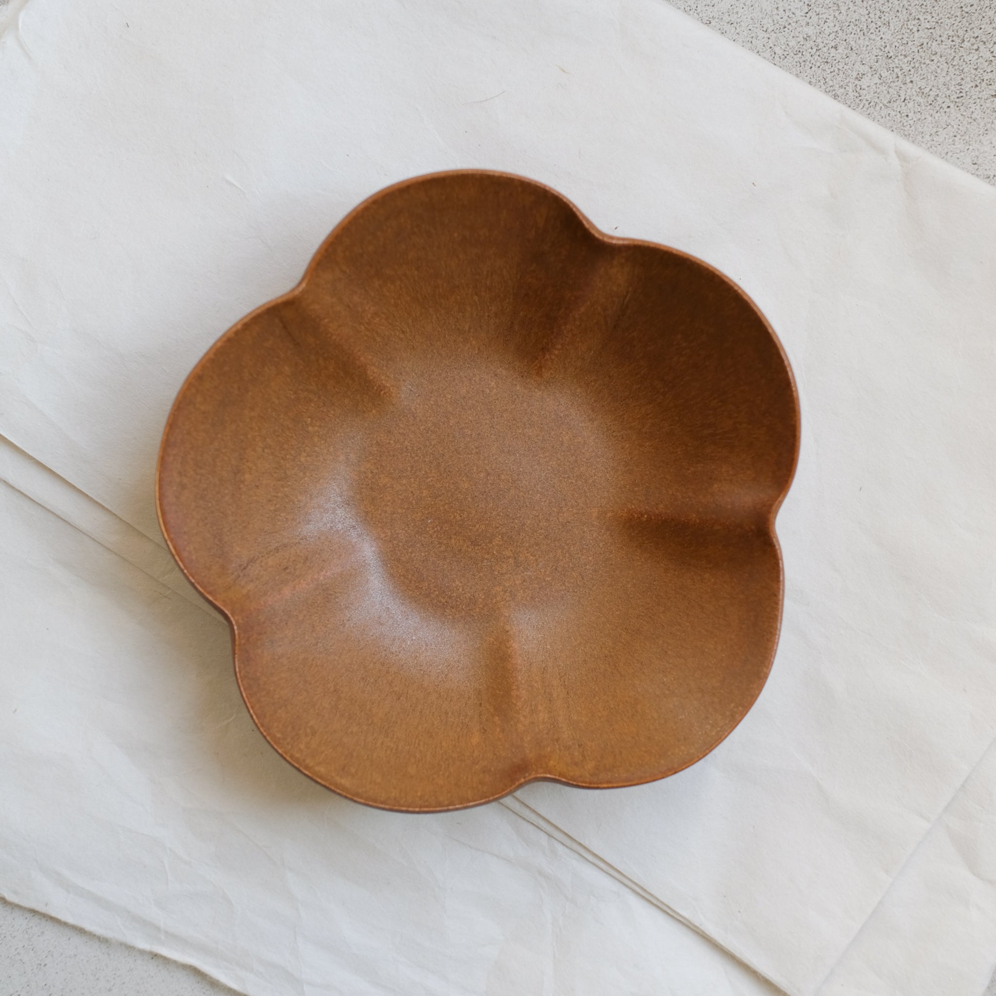Assiette Ume D 17cm / Marron par Yoshida Pottery chez Brutal Ceramics