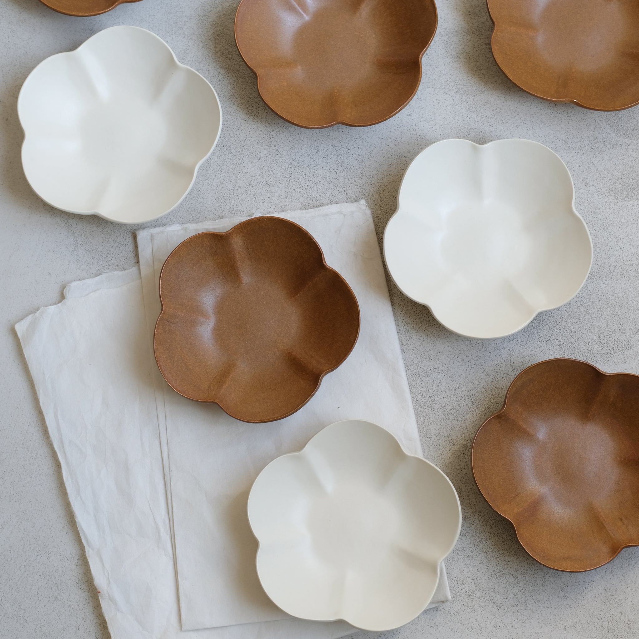 Assiette Ume D 17cm / Marron par Yoshida Pottery chez Brutal Ceramics