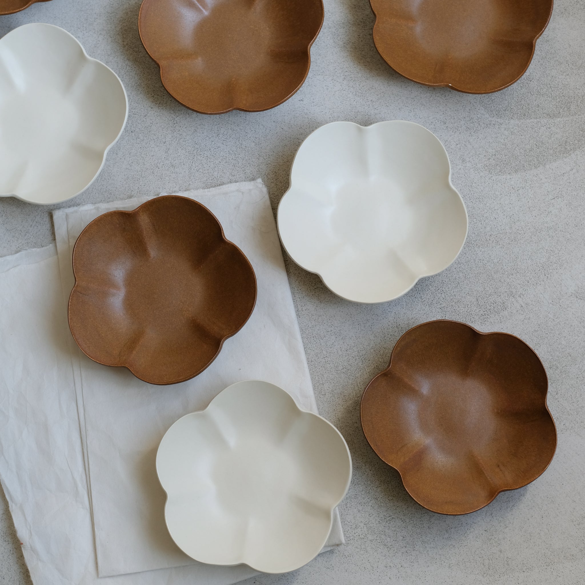 Assiette Ume D 17cm / Beige par Yoshida Pottery chez Brutal Ceramics