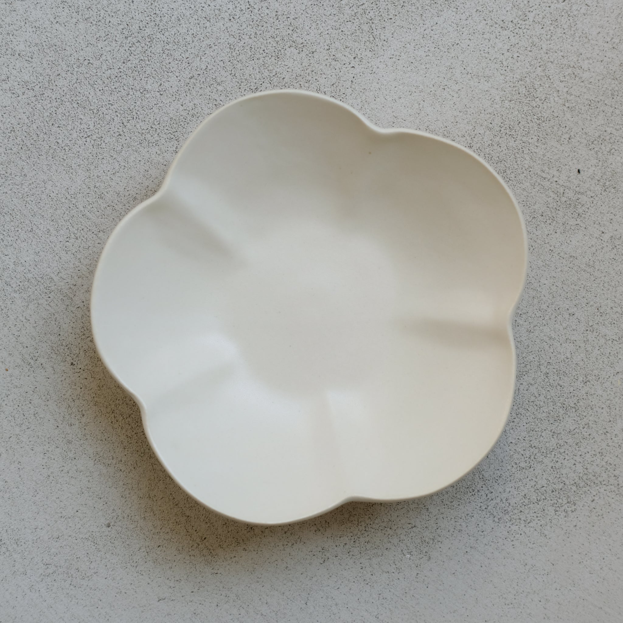 Assiette Ume D 17cm / Beige par Yoshida Pottery chez Brutal Ceramics