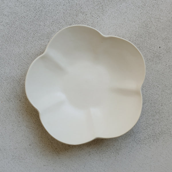 Assiette Ume D 17cm / Beige par Yoshida Pottery chez Brutal Ceramics