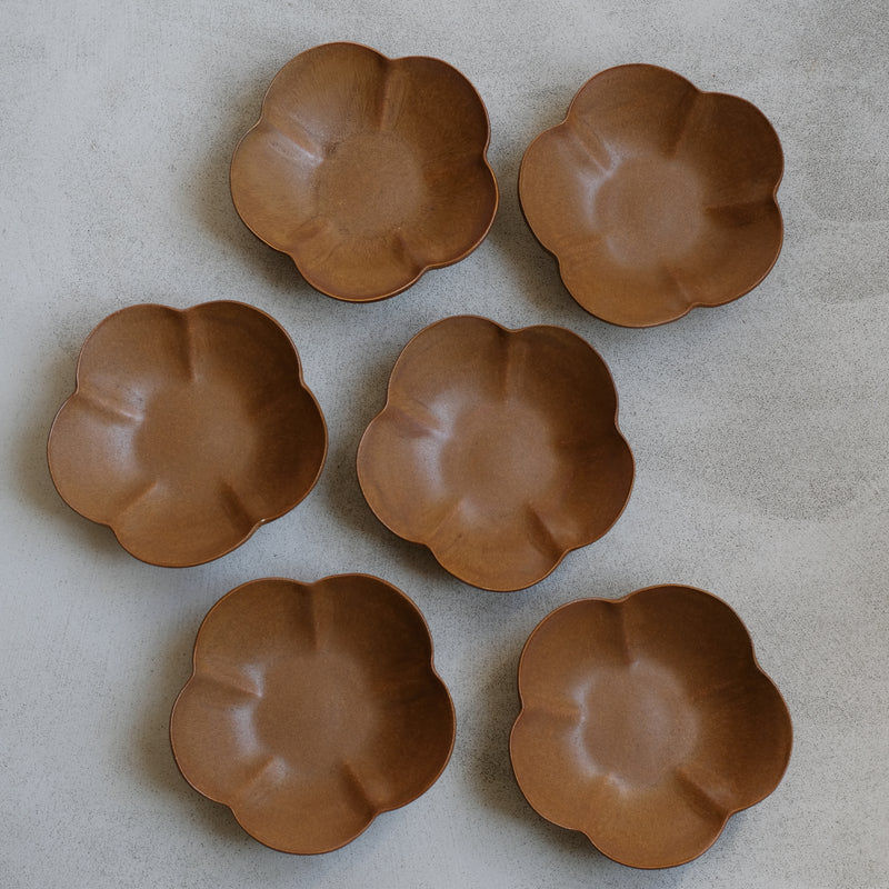 Assiette Ume D 17cm / Marron par Yoshida Pottery chez Brutal Ceramics