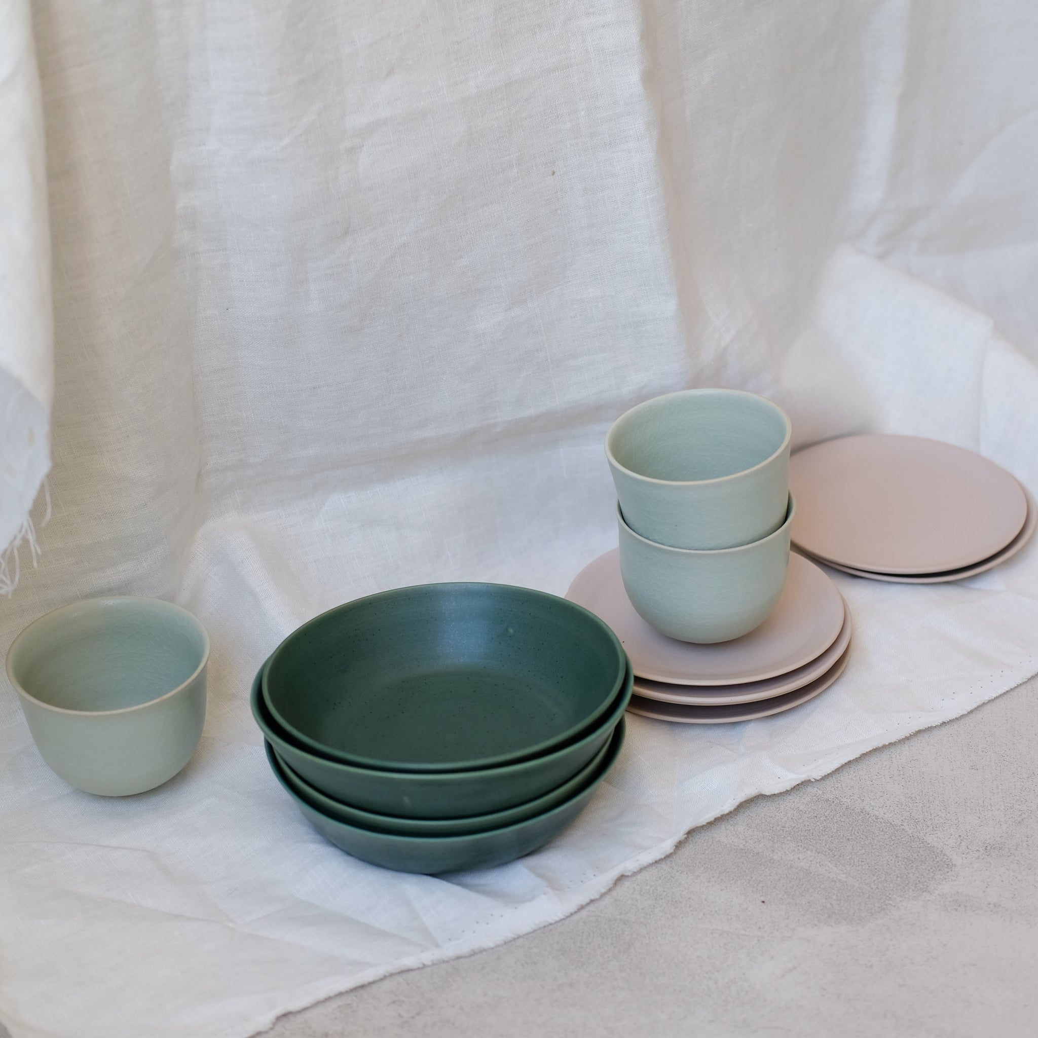 Assiette en grès rose d'Arielle de Gasquet pour Brutal Ceramics
