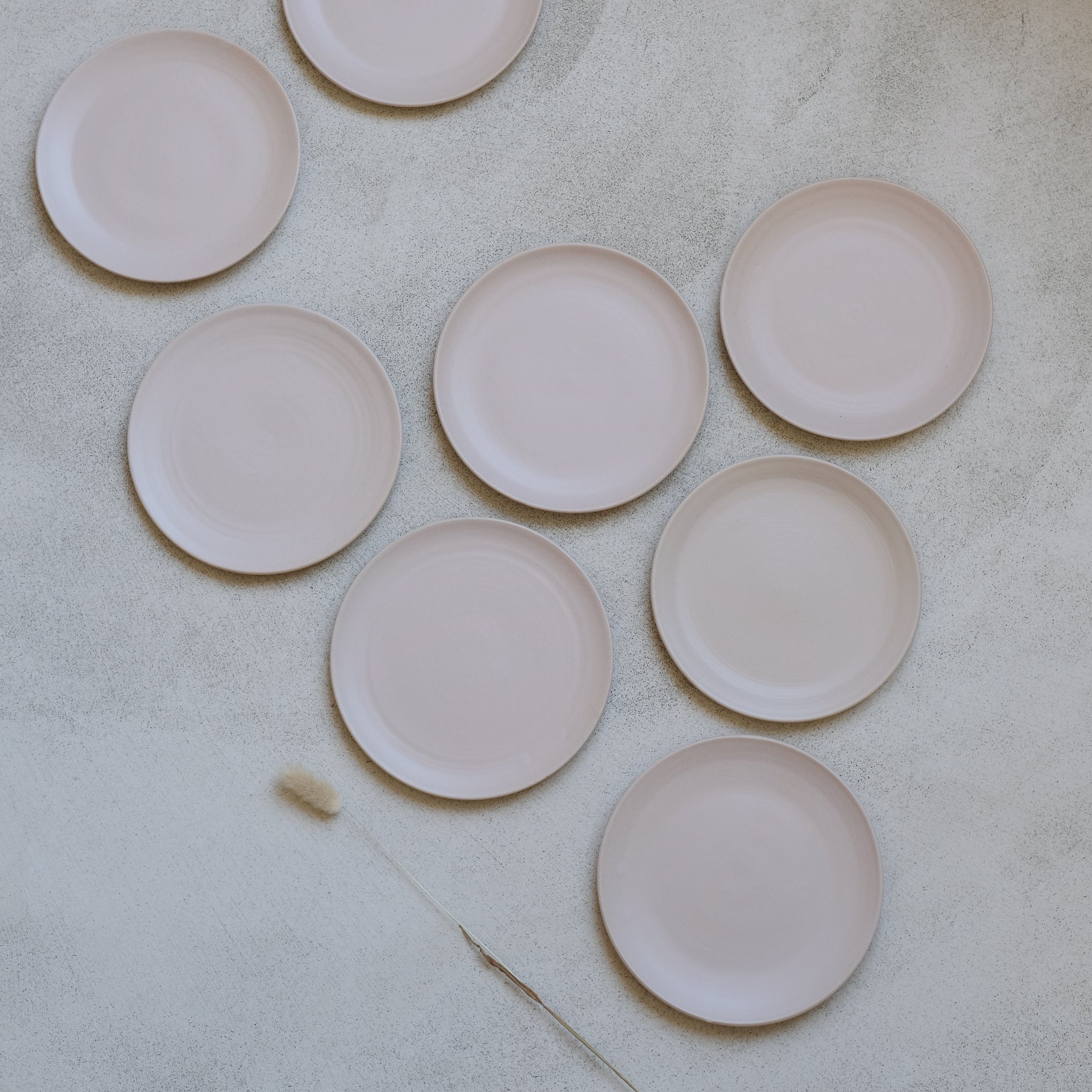 Assiette en grès rose d'Arielle de Gasquet pour Brutal Ceramics