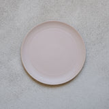 Assiette en grès rose d'Arielle de Gasquet pour Brutal Ceramics