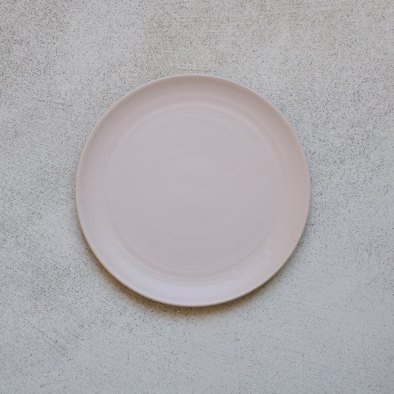 Assiette en grès rose d'Arielle de Gasquet pour Brutal Ceramics