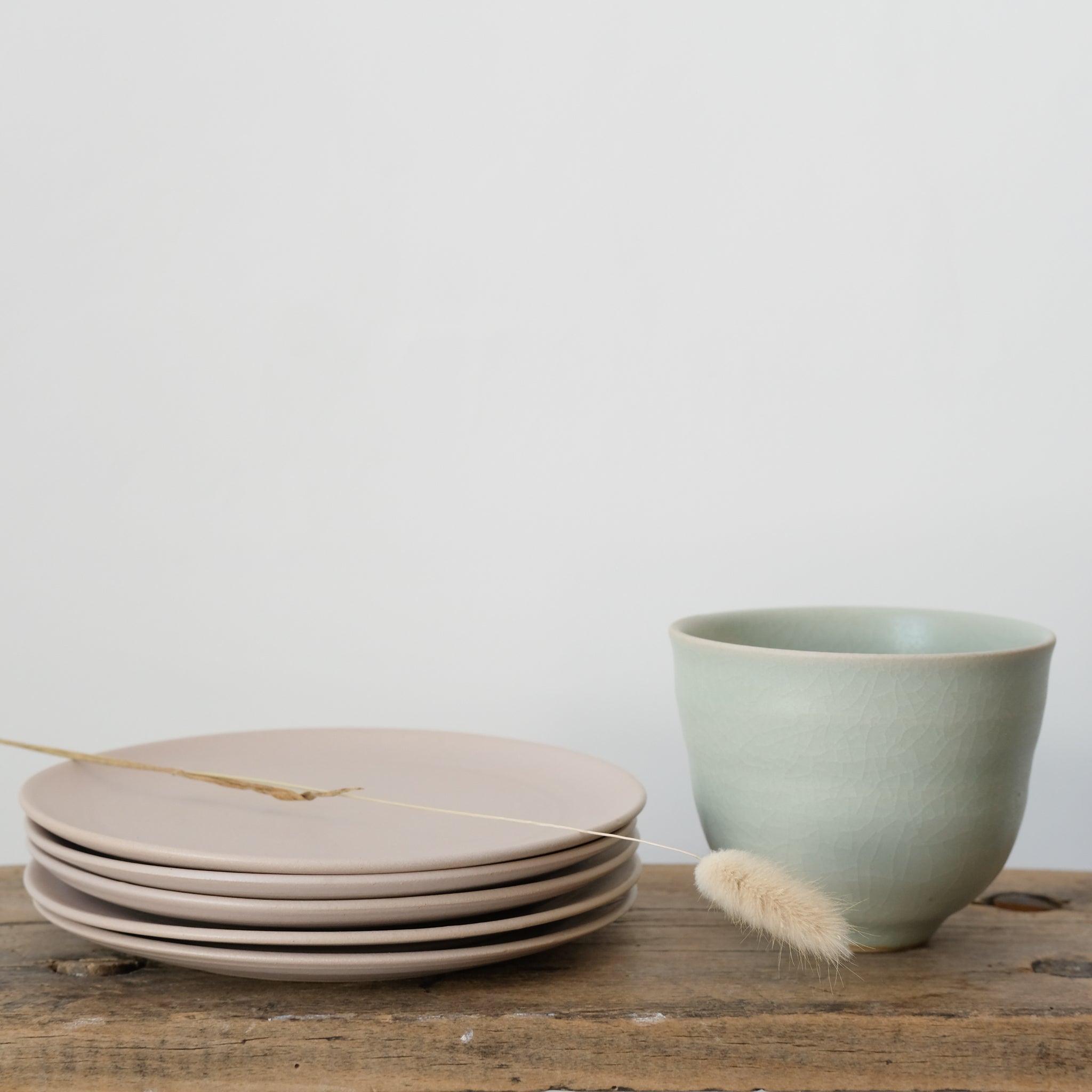 Assiette en grès rose d'Arielle de Gasquet pour Brutal Ceramics