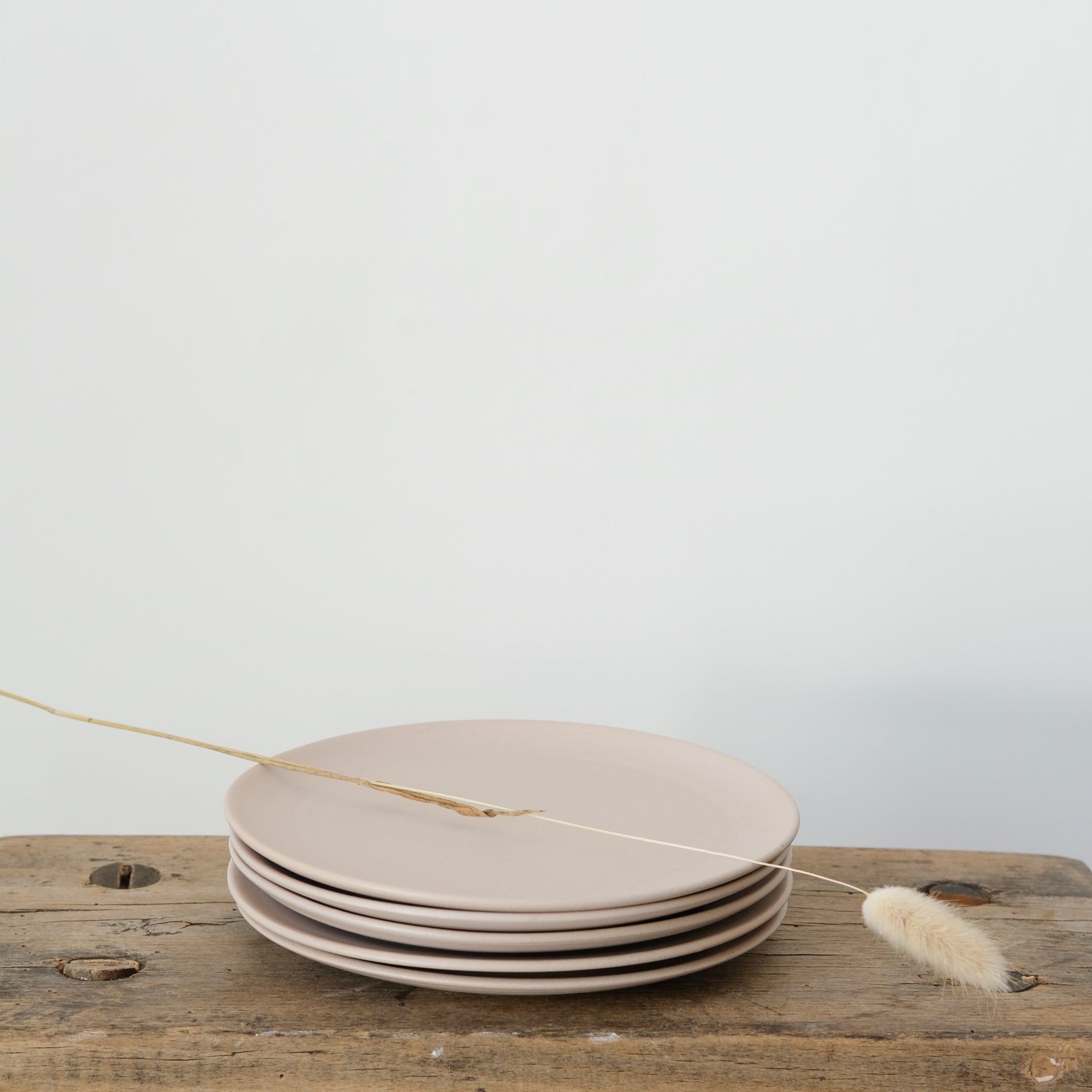 Assiette en grès rose d'Arielle de Gasquet pour Brutal Ceramics