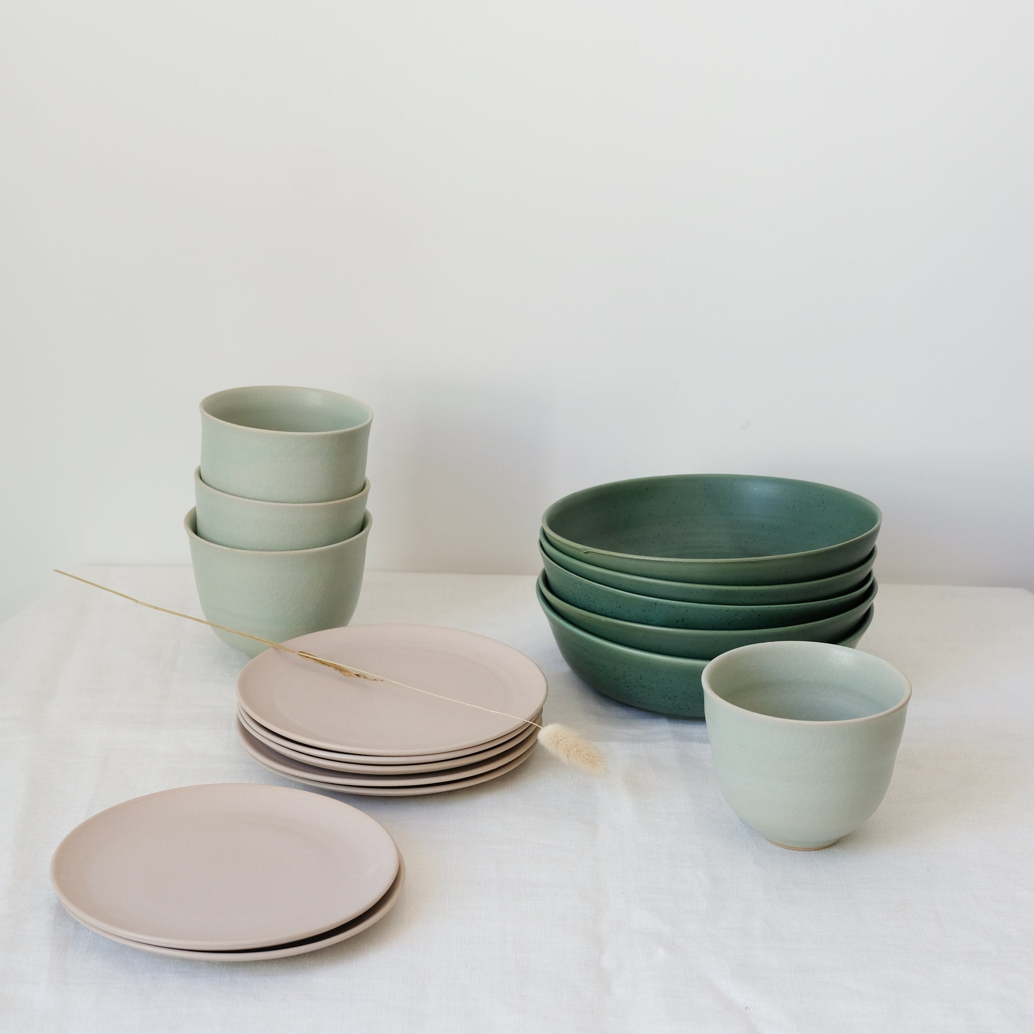 Assiette en grès rose d'Arielle de Gasquet pour Brutal Ceramics