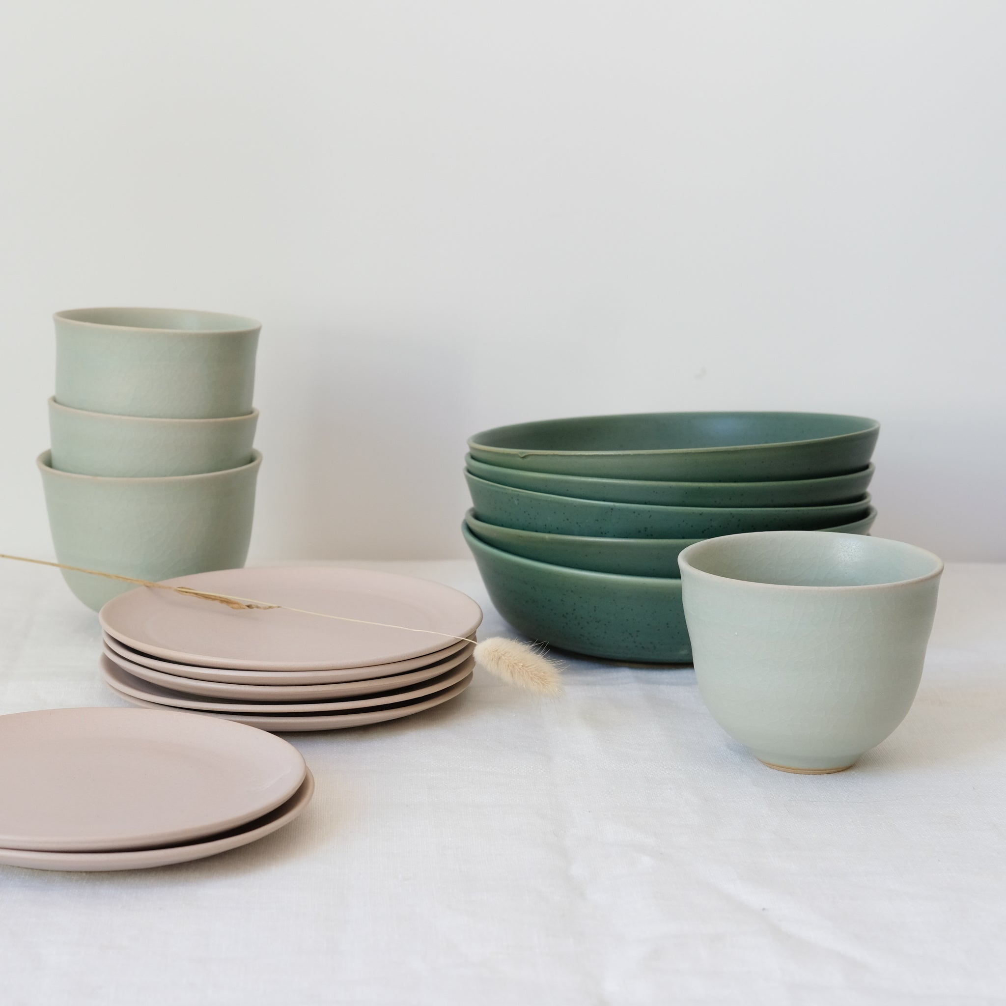 Tasse céladon d'Arielle de Gasquet pour Brutal Ceramics