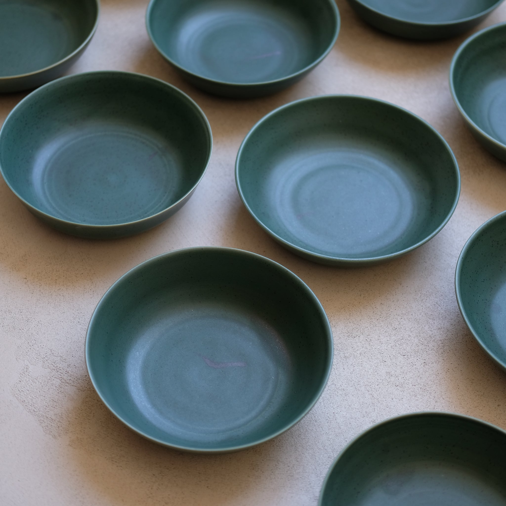Assiette creuse d'Arielle de Gasquet pour Brutal Ceramics